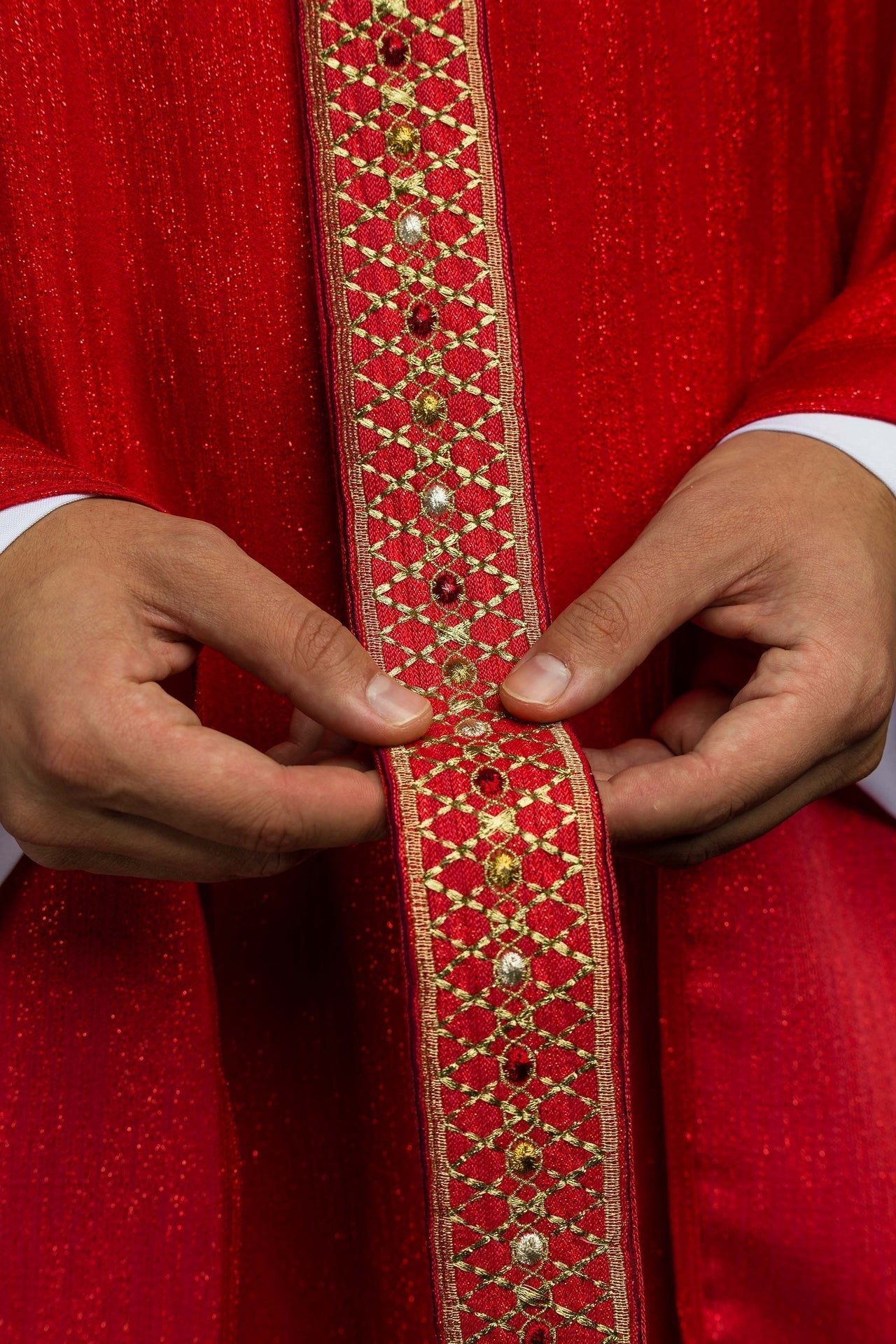 Casulla roja con galón y cuello bordados LE/7033/02 - CASULLAS.ES
