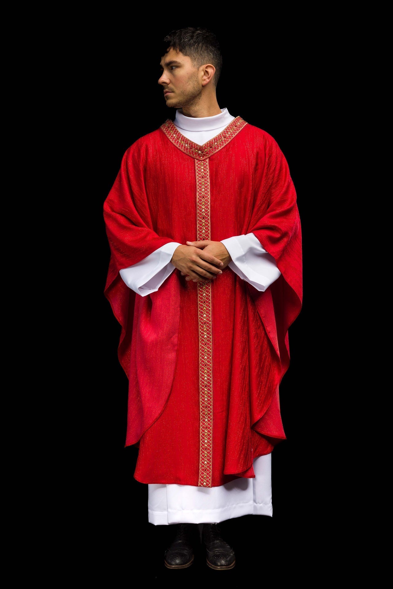 Casulla roja con galón y cuello bordados LE/7033/02 - CASULLAS.ES