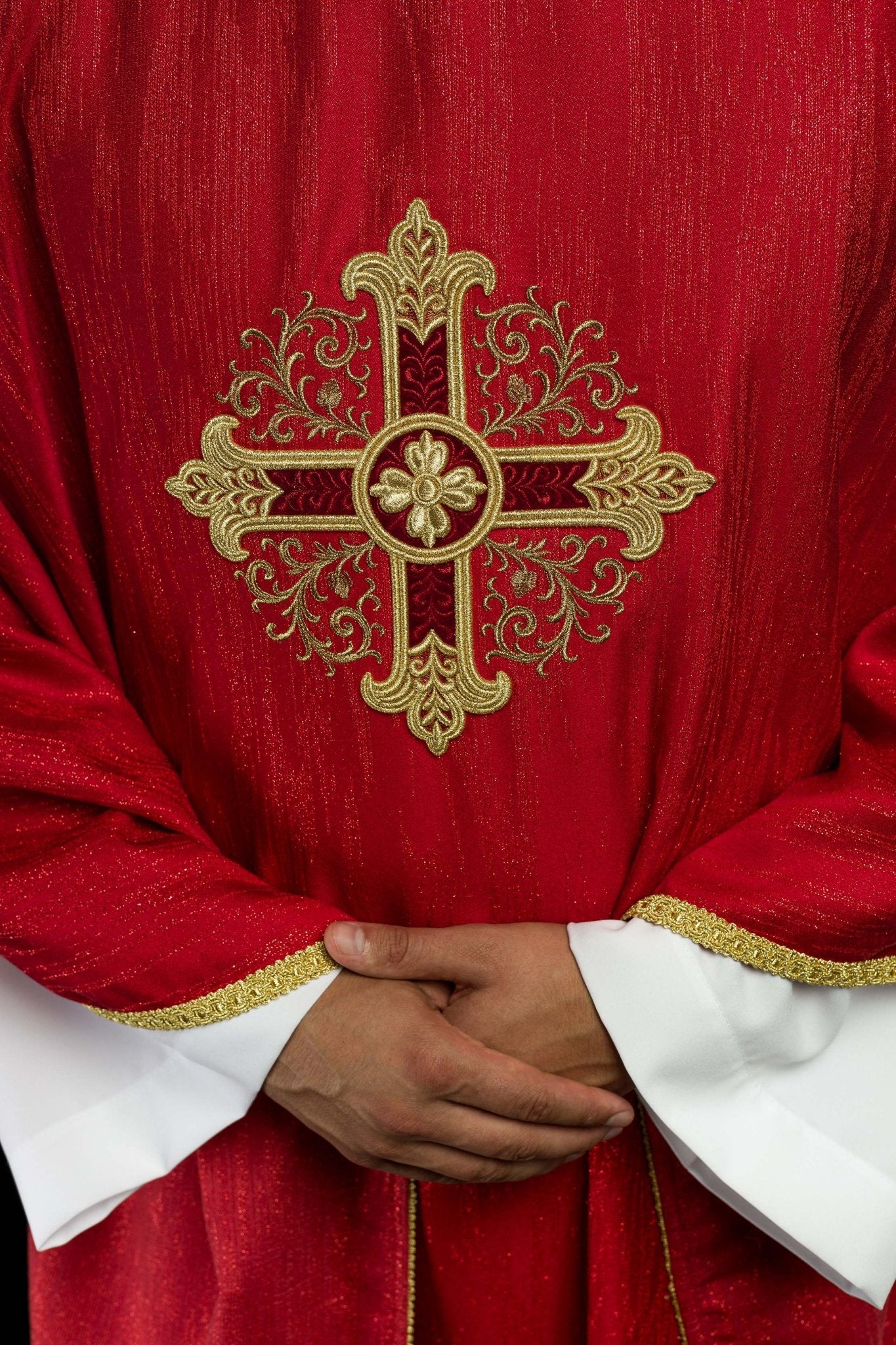 Casulla roja con motivo bordado de cruz en tejido decorativo KOA/006/02/99 - CASULLAS.ES