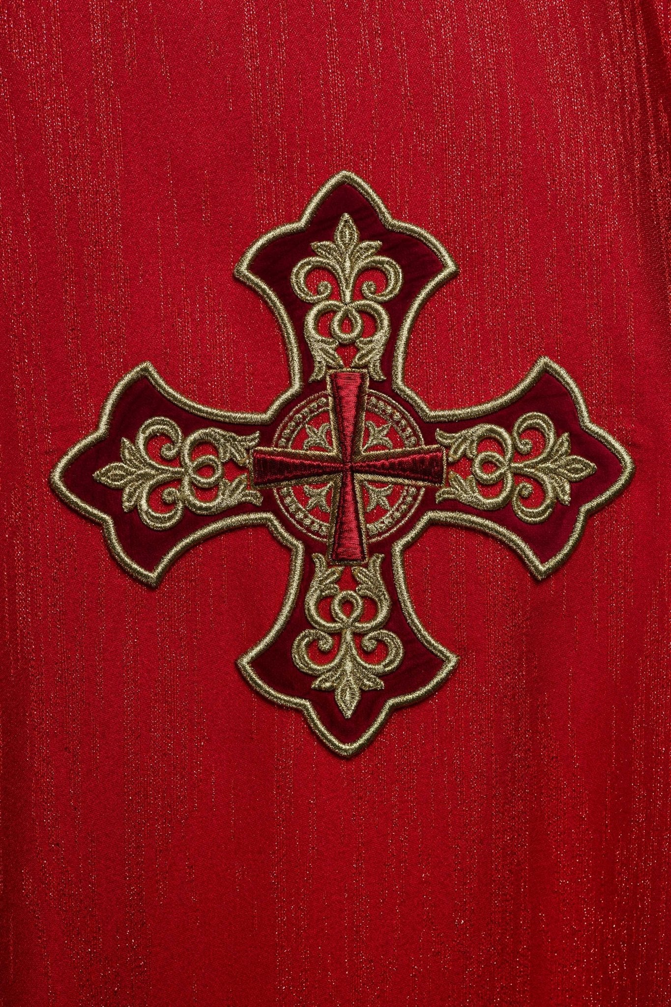 Casulla roja con motivo bordado de cruz sobre tejido decorativo LE/7036/02 - CASULLAS.ES
