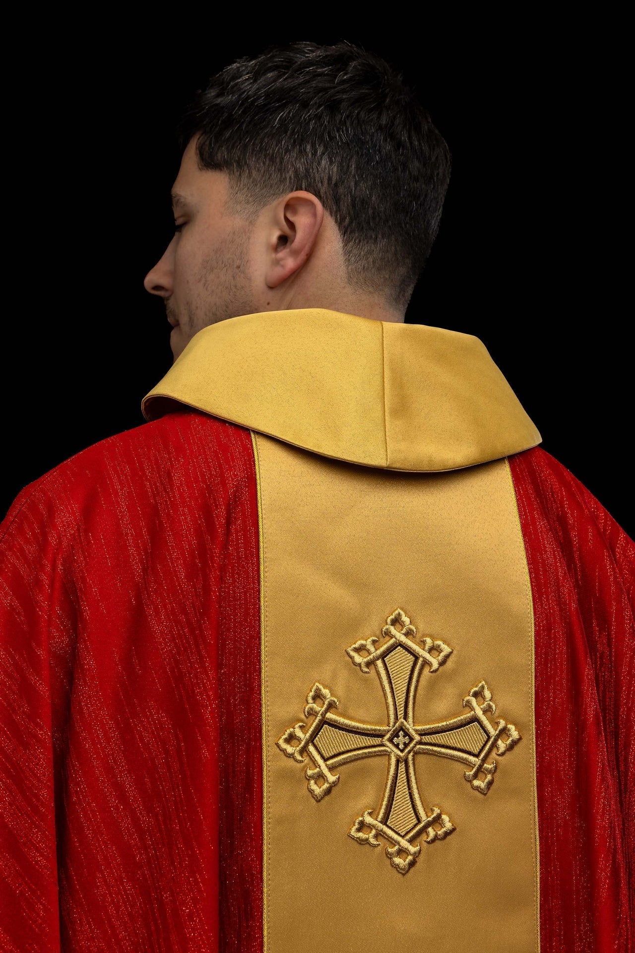 Casulla roja con motivo de cruz bordado y banda de tejido decorativo LE/7034/02 - CASULLAS.ES