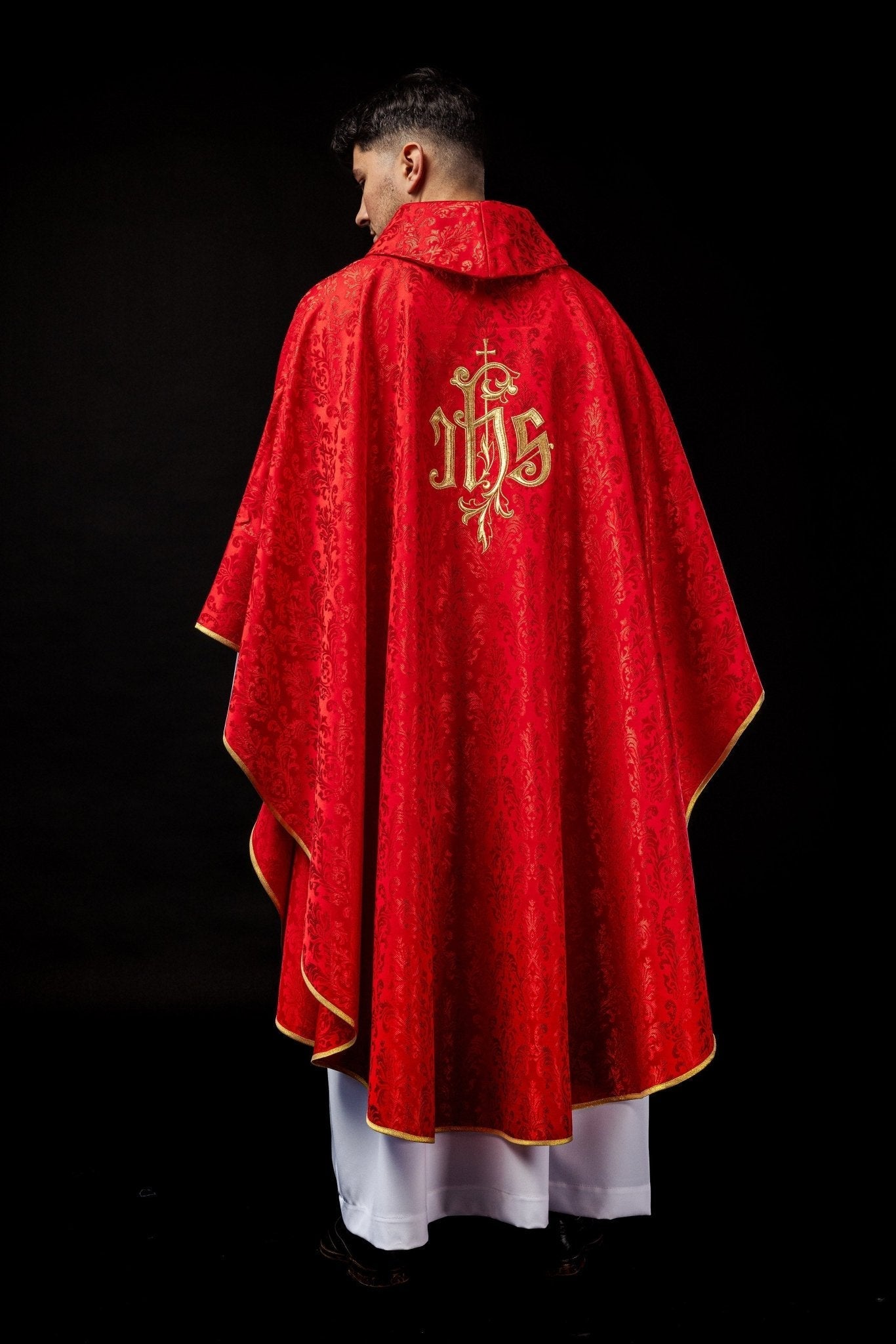 Casulla roja con motivo IHS bordado sobre tela decorativa LE/7032/02 - CASULLAS.ES