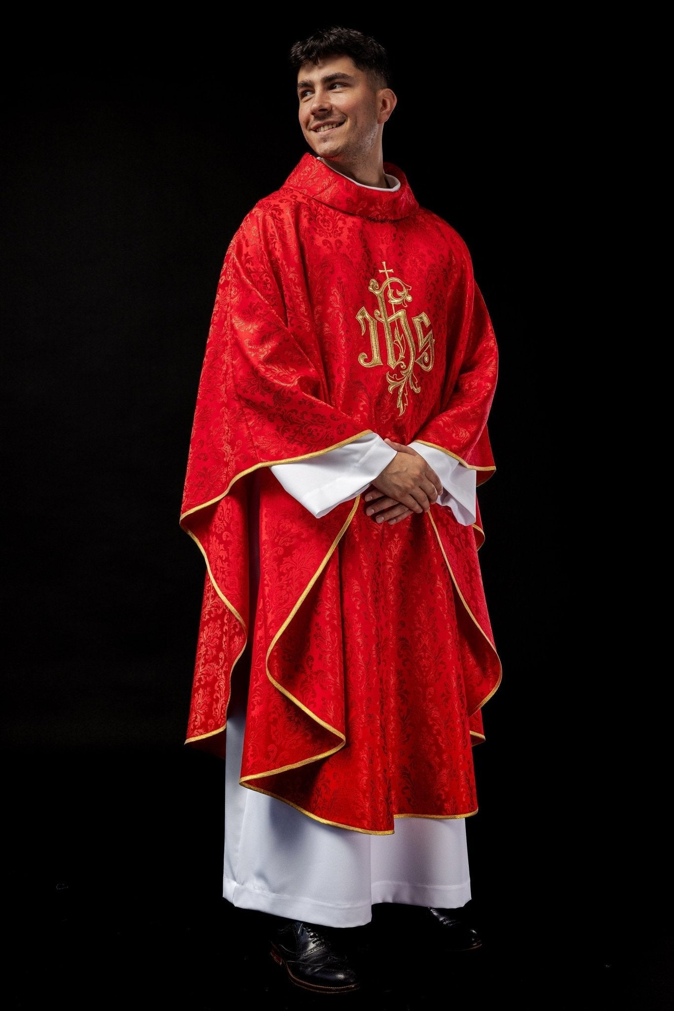 Casulla roja con motivo IHS bordado sobre tela decorativa LE/7032/02 - CASULLAS.ES