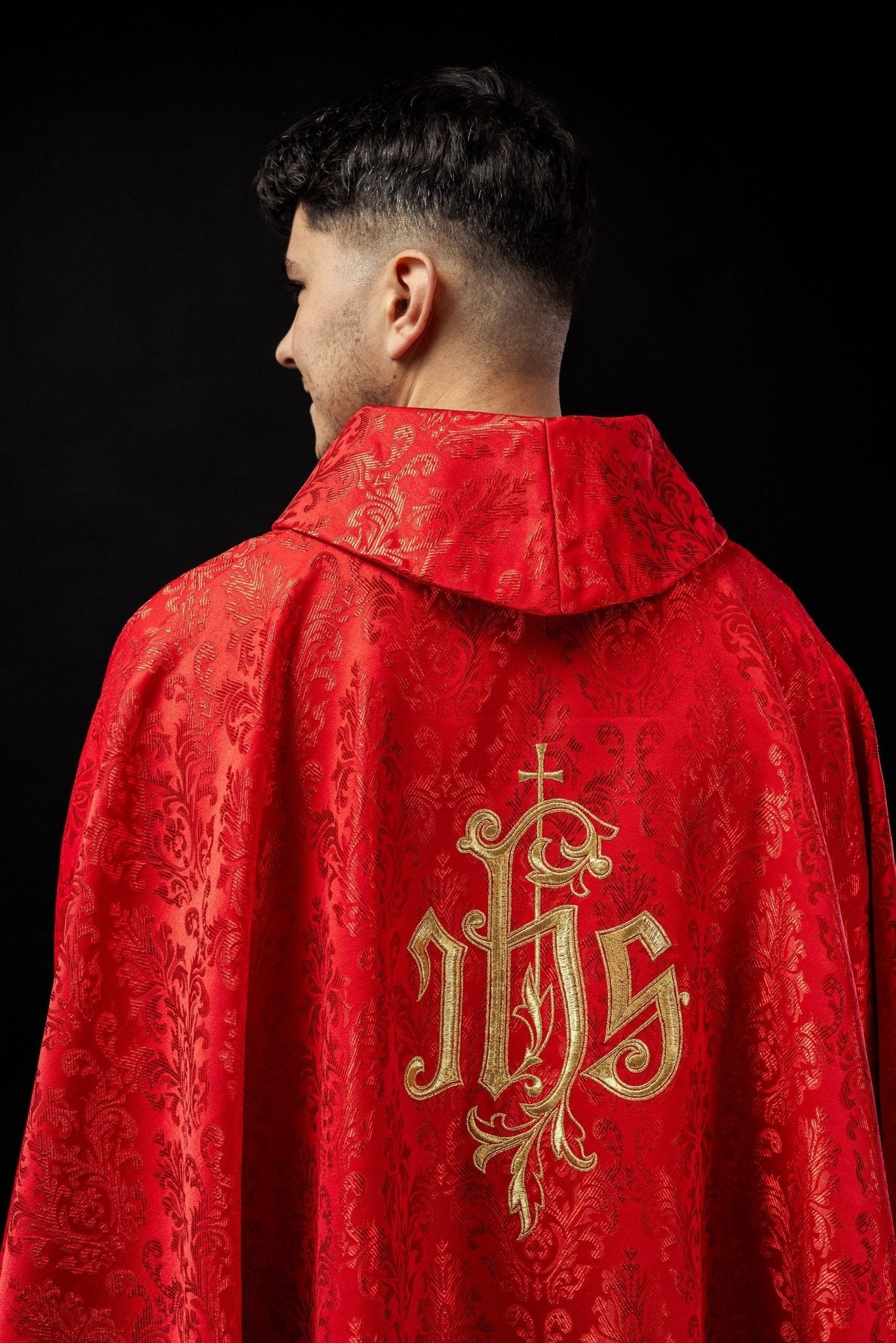 Casulla roja con motivo IHS bordado sobre tela decorativa LE/7032/02 - CASULLAS.ES
