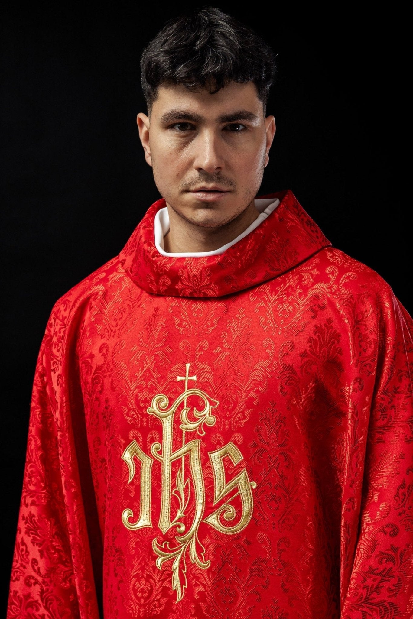 Casulla roja con motivo IHS bordado sobre tela decorativa LE/7032/02 - CASULLAS.ES