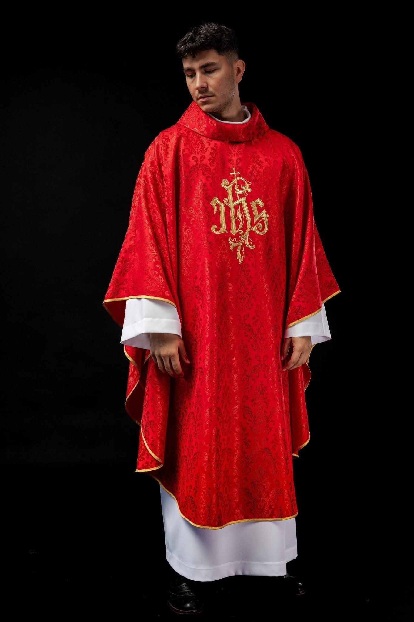 Casulla roja con motivo IHS bordado sobre tela decorativa LE/7032/02 - CASULLAS.ES