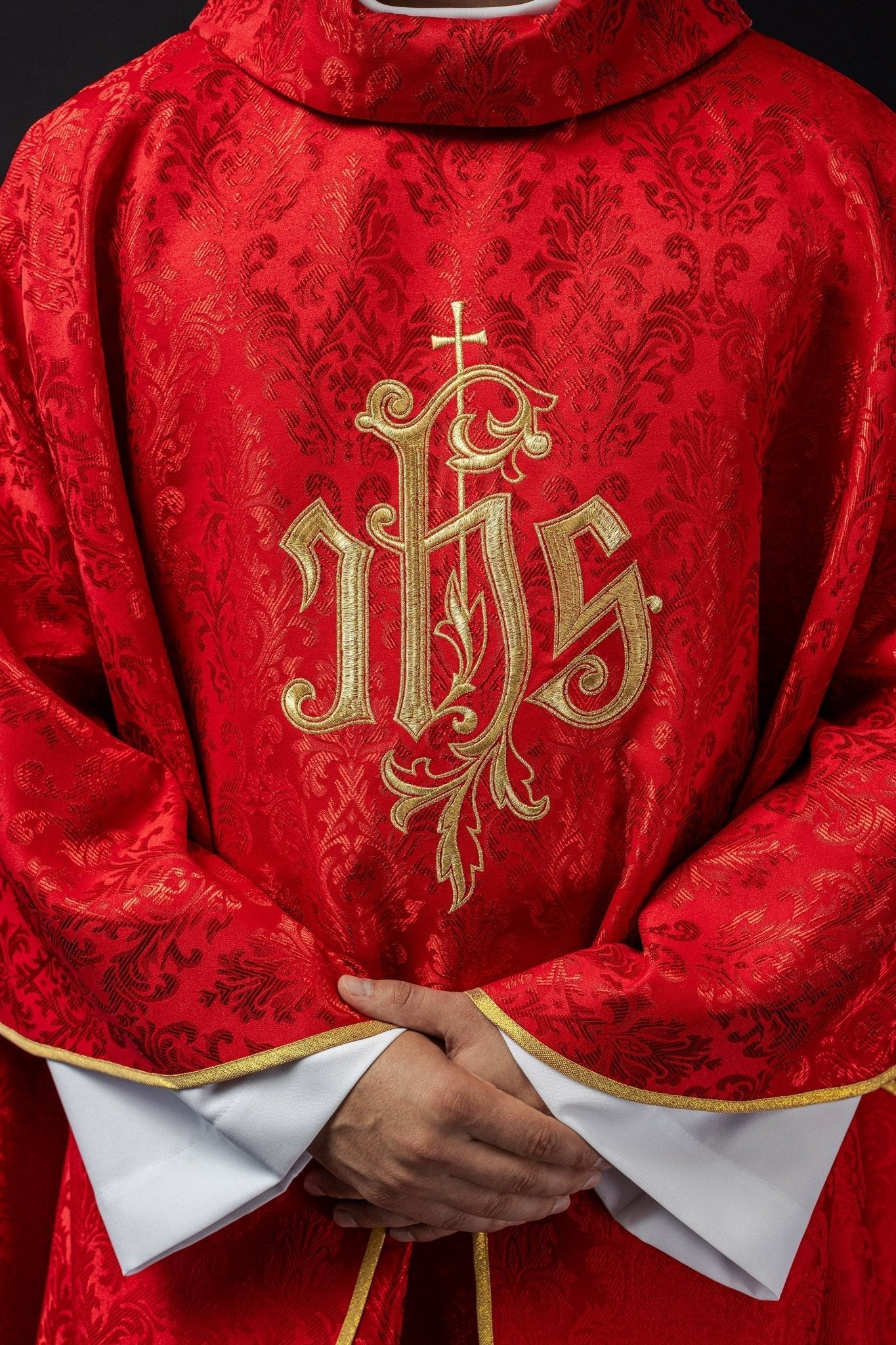 Casulla roja con motivo IHS bordado sobre tela decorativa LE/7032/02 - CASULLAS.ES