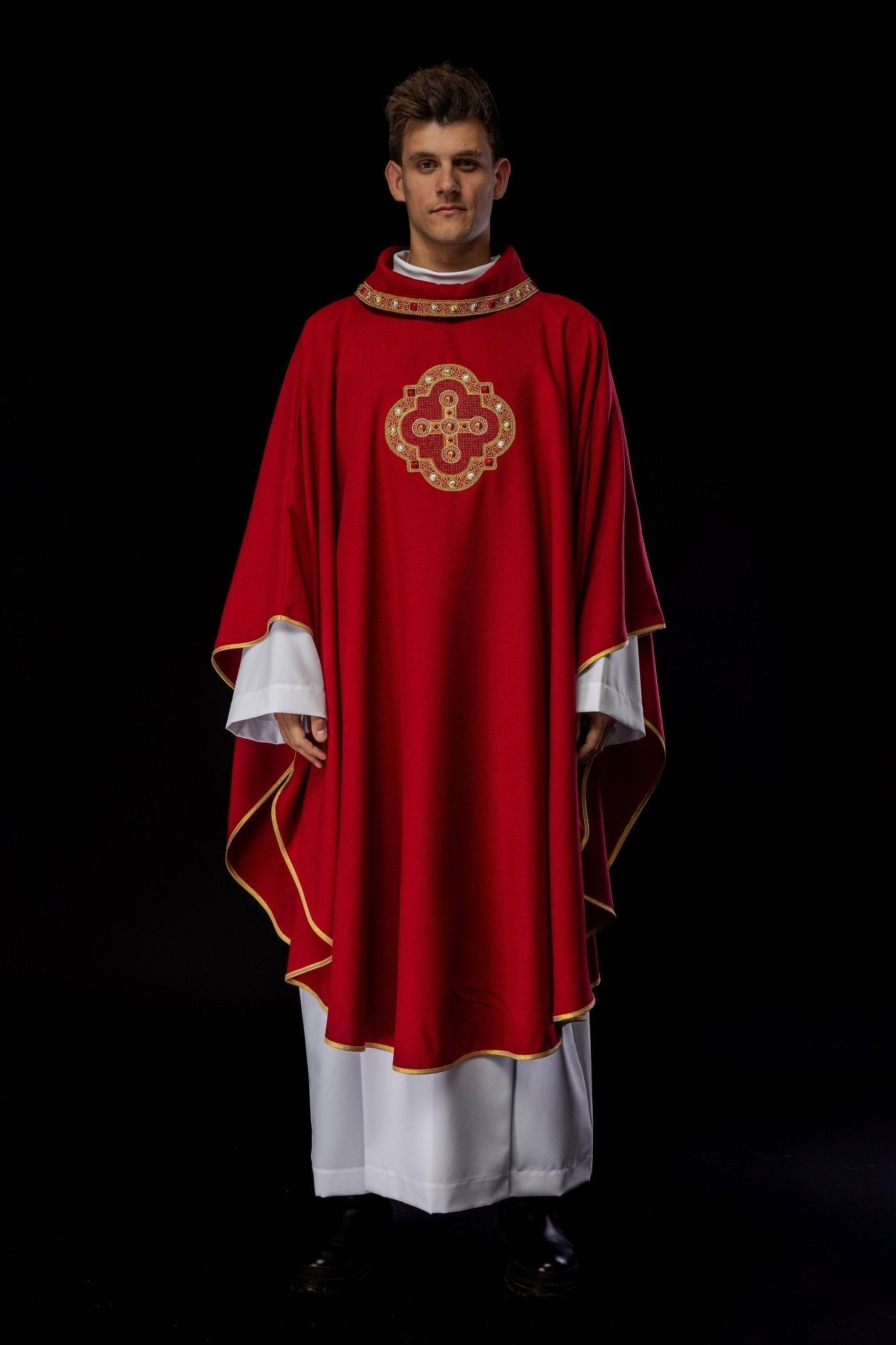Casulla roja con ribetes bordados en el cuello y alrededor del bordado de la cruz S - 7066 - 02 - 70 - CASULLAS.ES