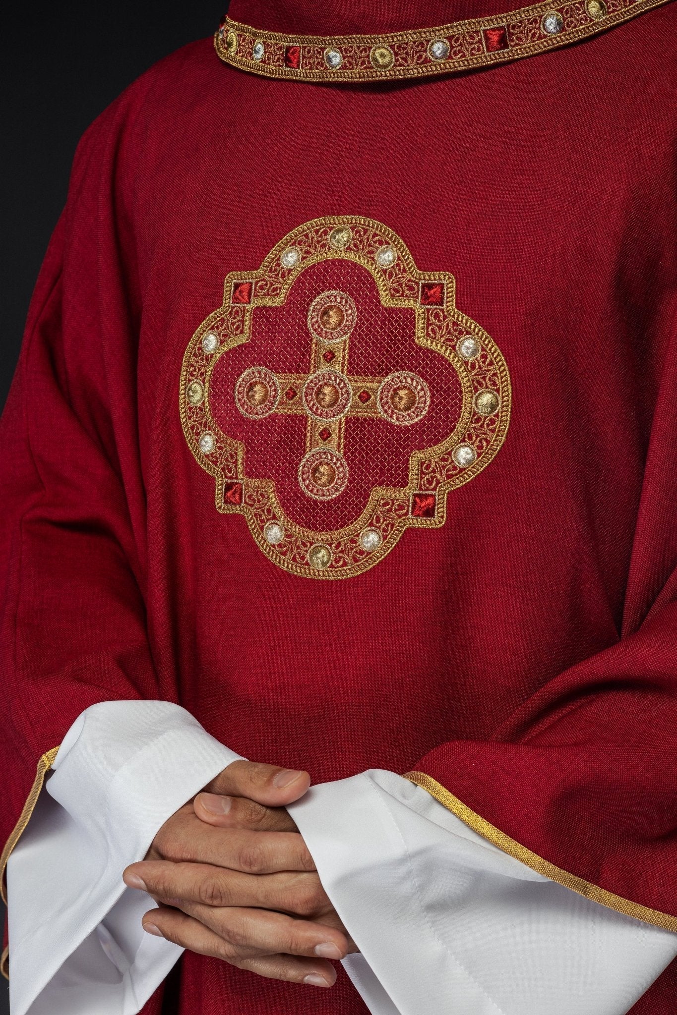 Casulla roja con ribetes bordados en el cuello y alrededor del bordado de la cruz S - 7066 - 02 - 70 - CASULLAS.ES