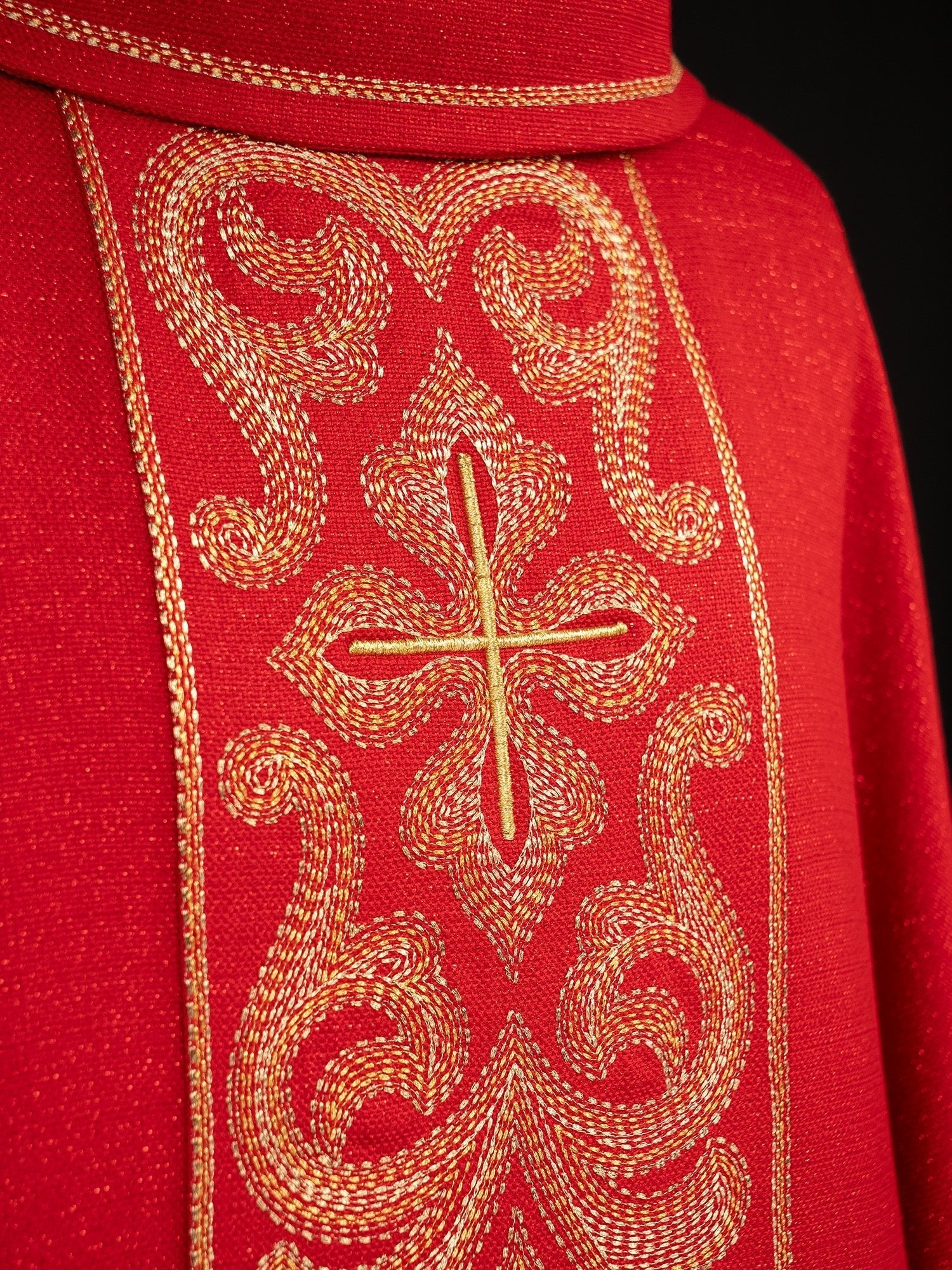 Casulla roja ricamente bordada con cruces LE/7028/02 - CASULLAS.ES