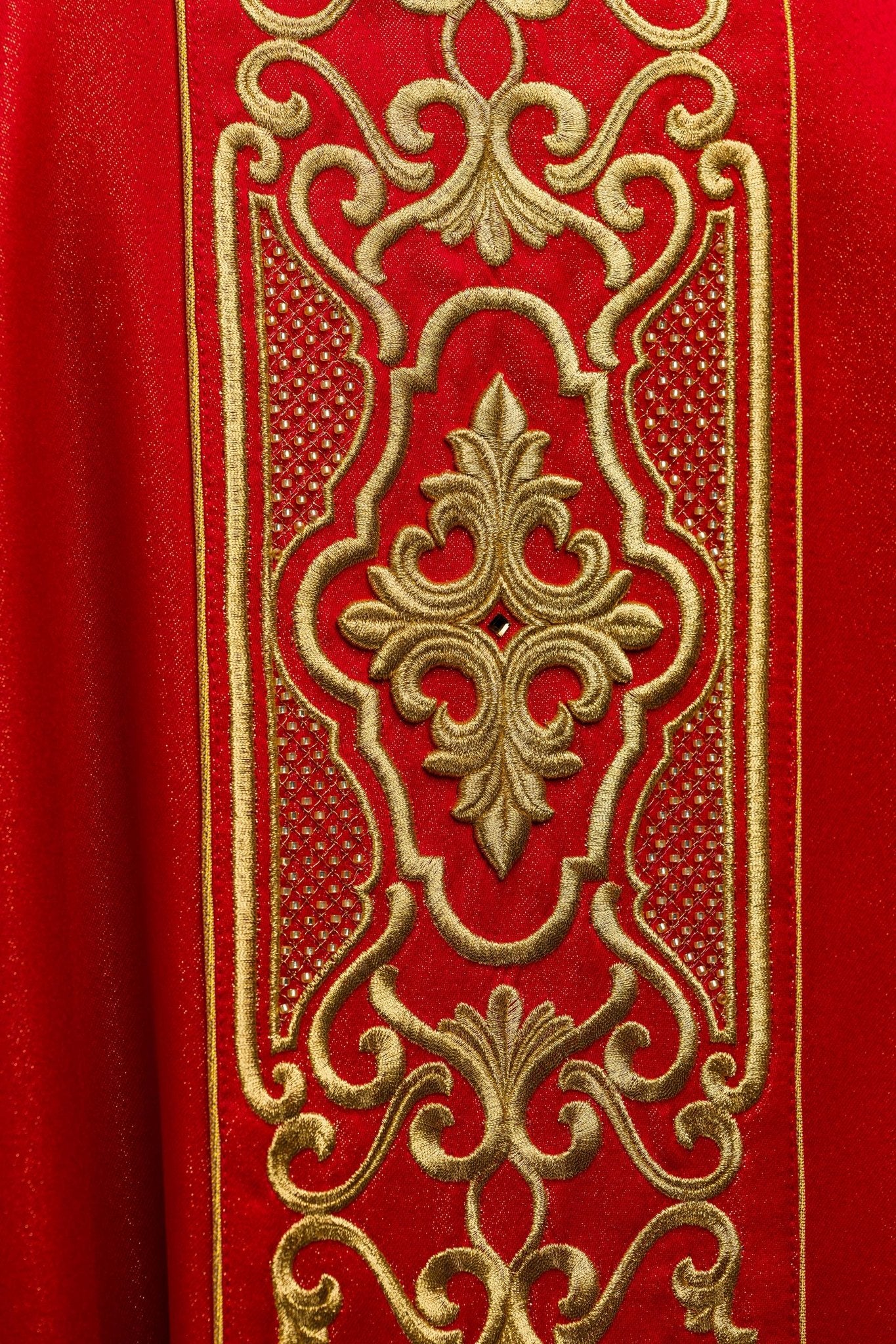 Casulla roja ricamente bordada y brillante LE/7021/02 - CASULLAS.ES