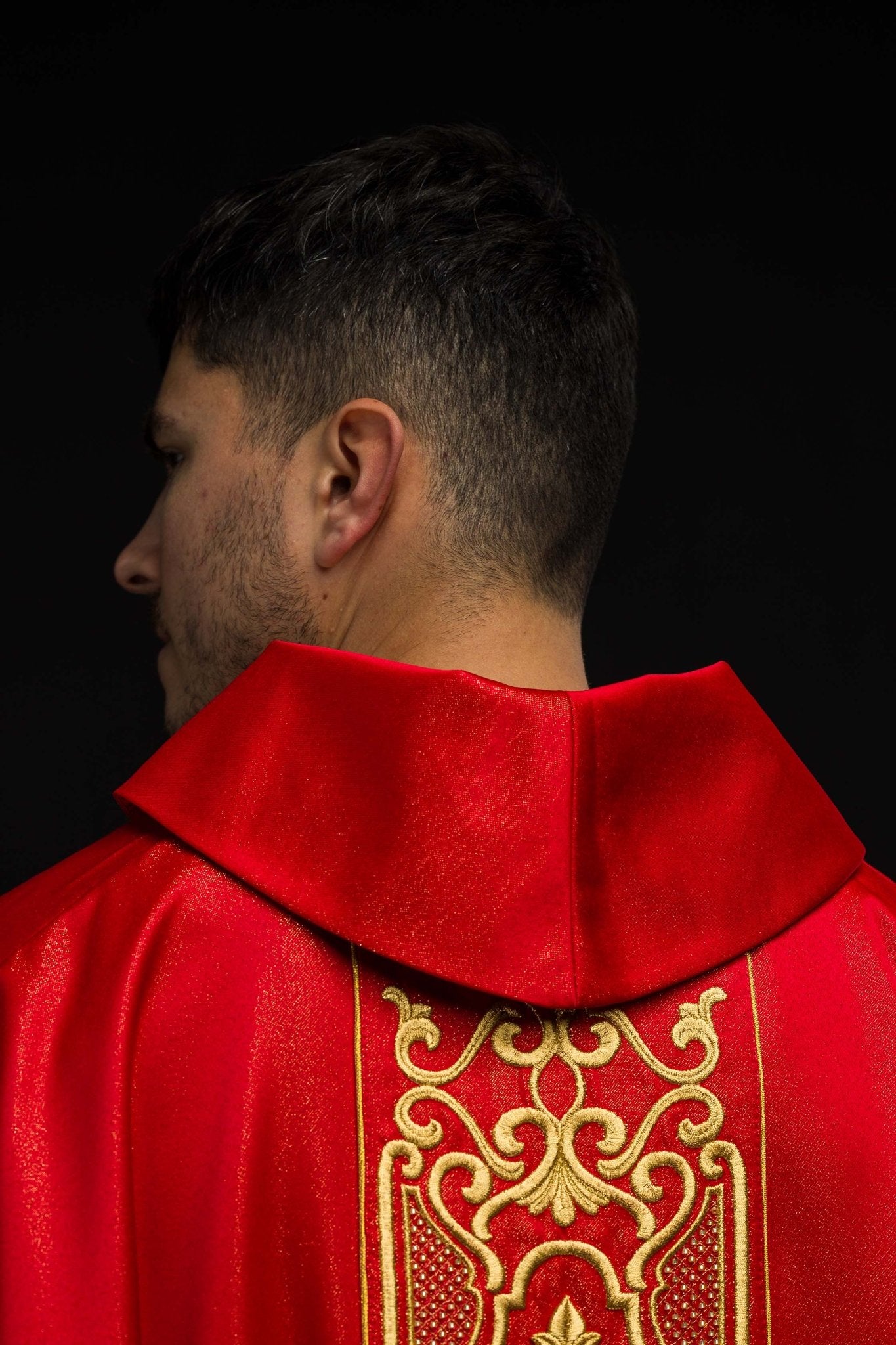 Casulla roja ricamente bordada y brillante LE/7021/02 - CASULLAS.ES