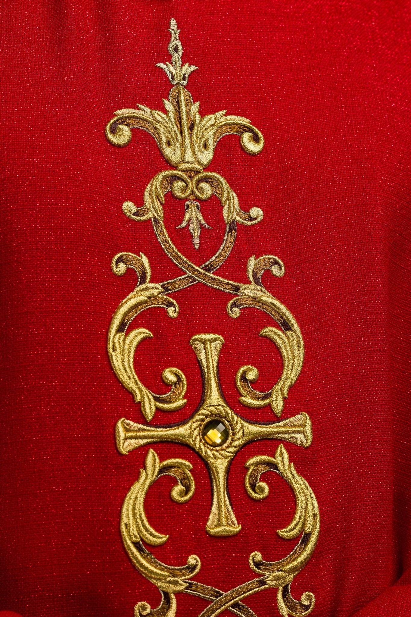 Casulla roja ricamente bordada y decorada con piedras LE/7014/02 - CASULLAS.ES