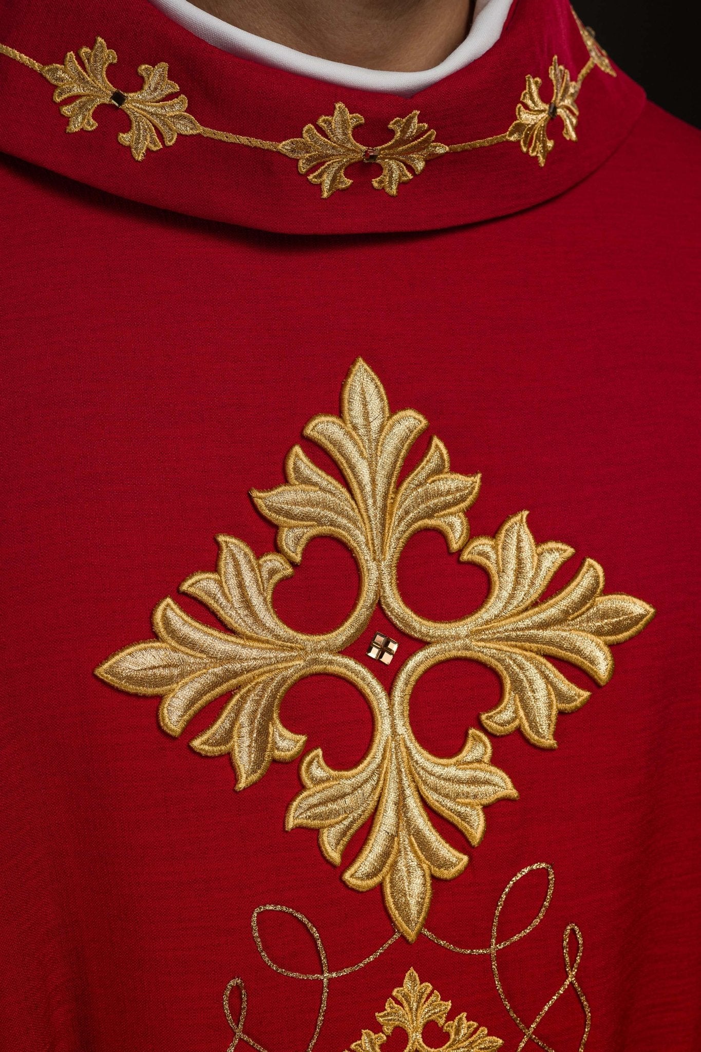 Casulla roja ricamente bordada y decorada con piedras LE/7018/02 - CASULLAS.ES