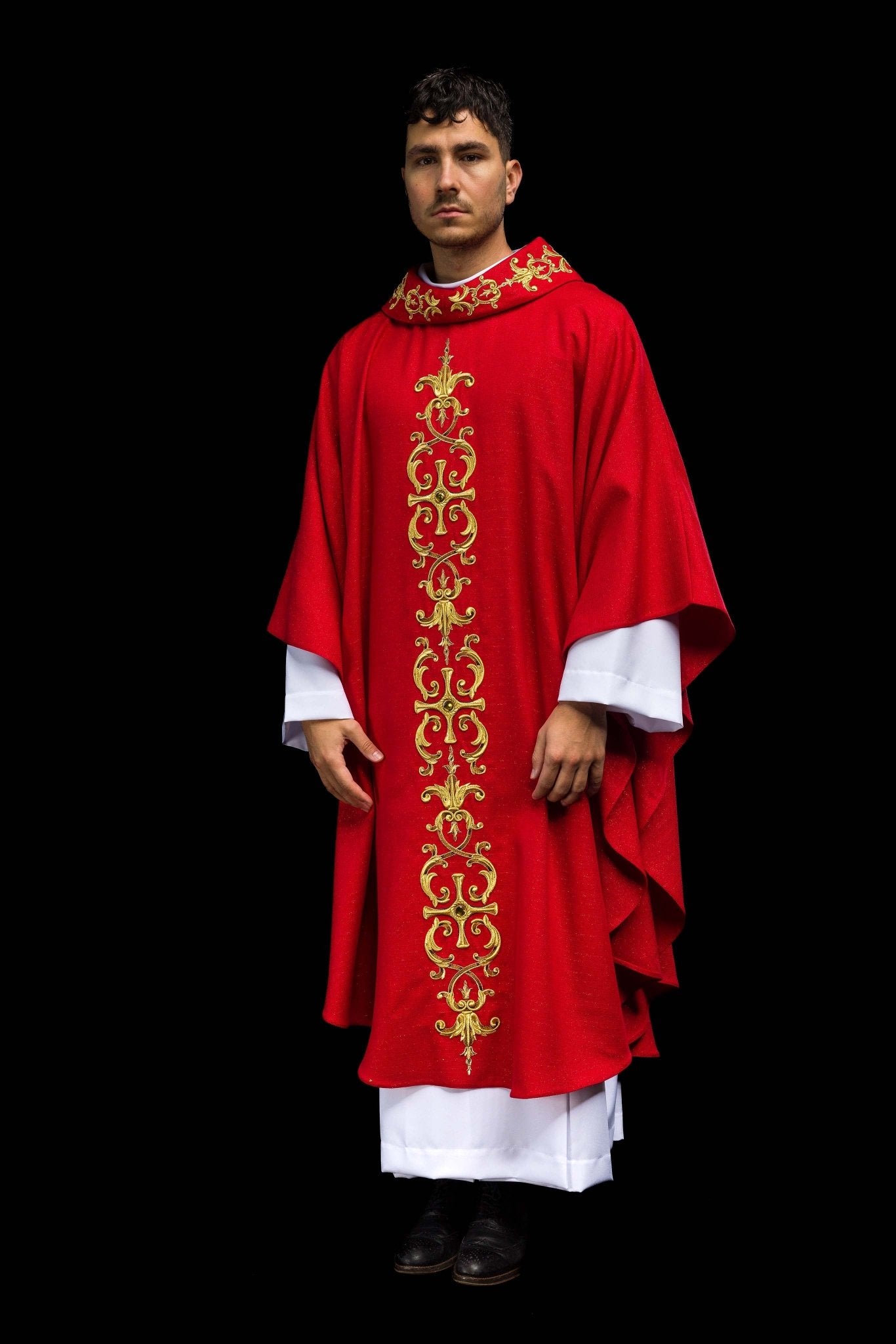 Casulla roja ricamente bordada y decorada con piedras LE/7014/02 - CASULLAS.ES