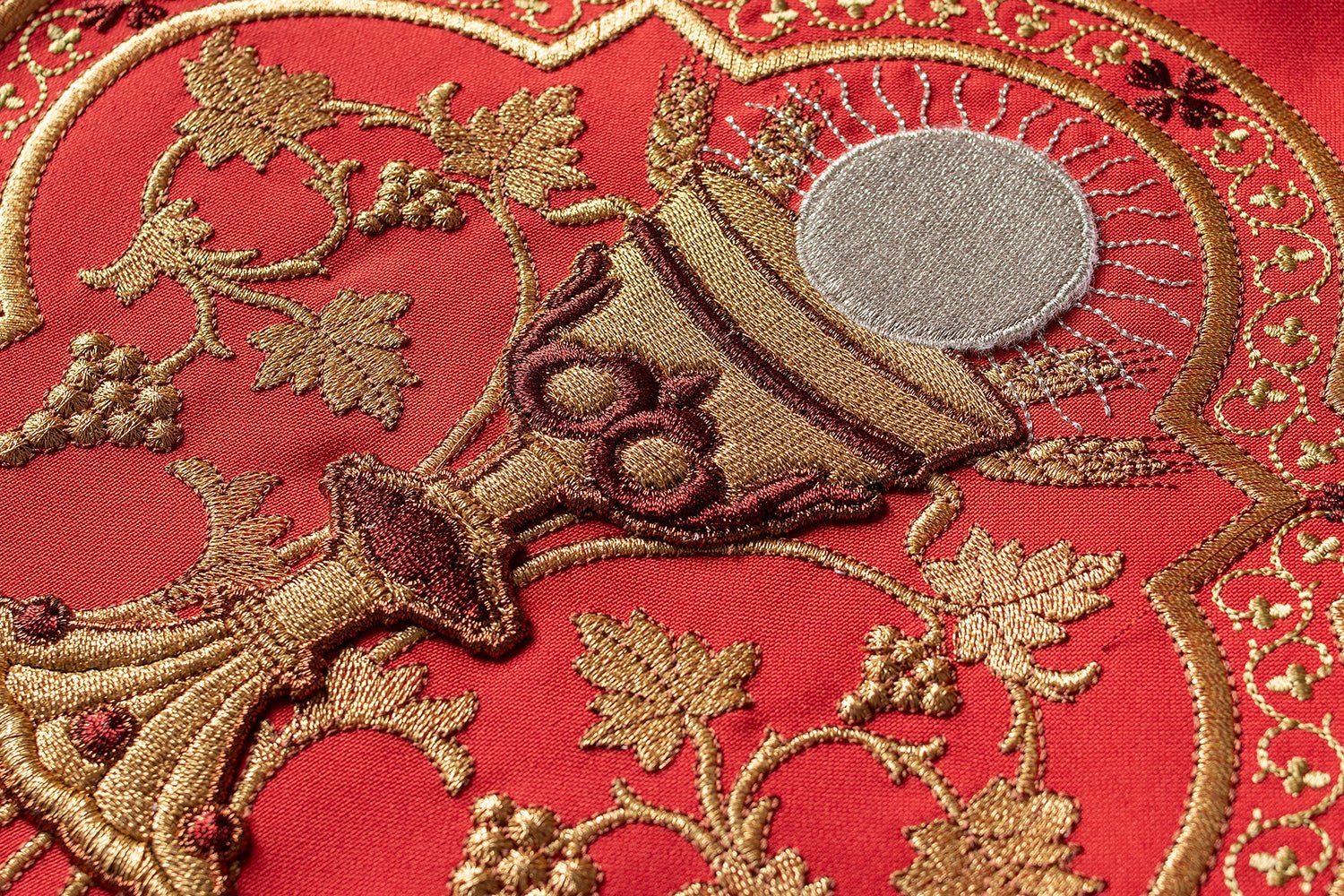 Casulla romana roja bordada con motivo del Corazón de Jesucristo KOR/199/02/01 - CASULLAS.ES
