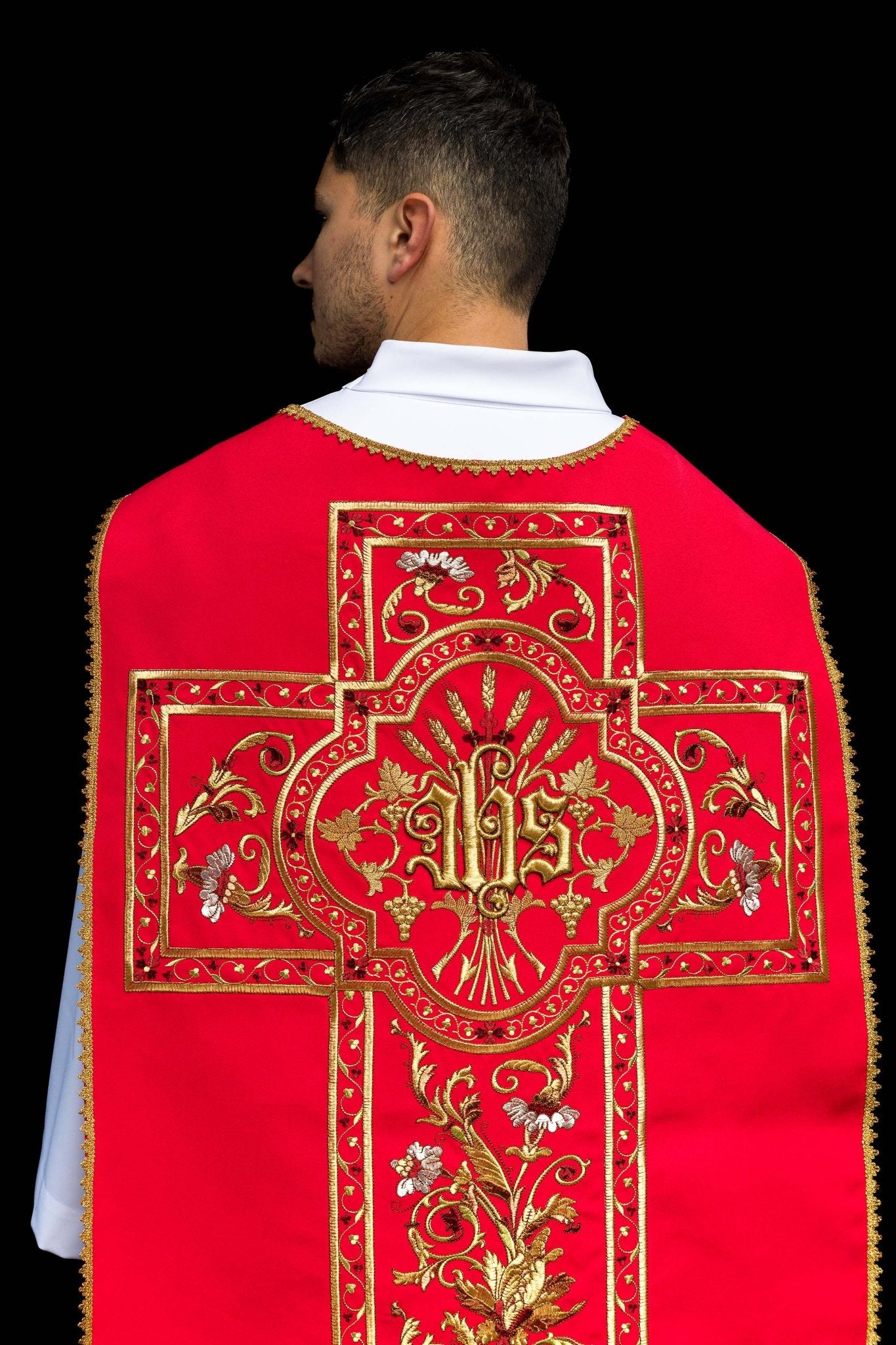 Casulla romana roja bordada con motivo IHS KOR/200/02/01 CZERWONY - CASULLAS.ES