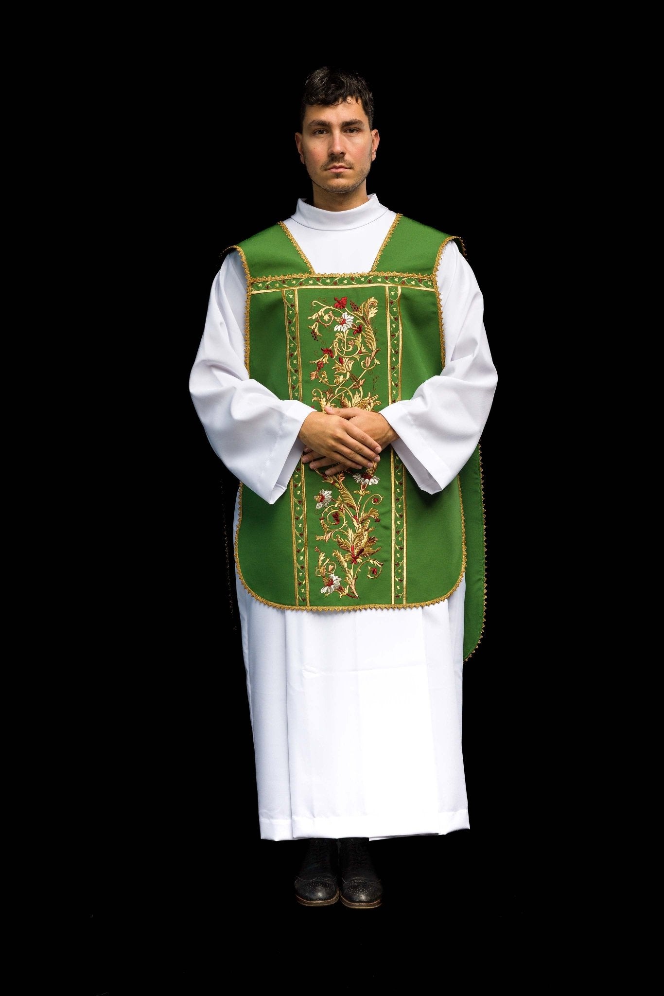 Casulla romana verde bordada con motivo IHS KOR/200/01/01 ZIELONY - CASULLAS.ES
