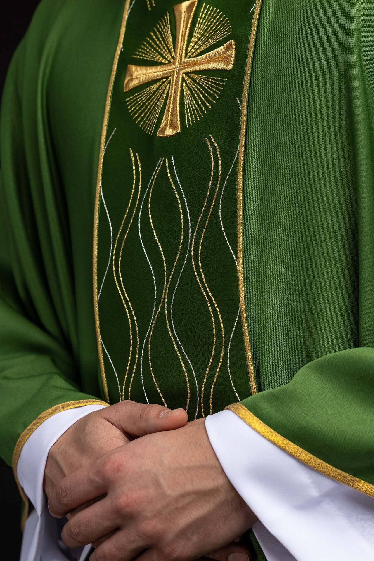 Casulla verde bordada con cruz KOR/277/01/53 - CASULLAS.ES