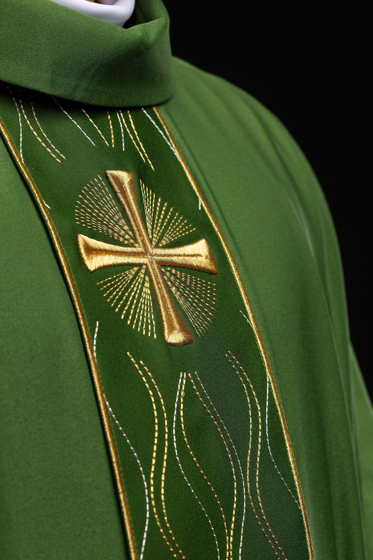 Casulla verde bordada con cruz KOR/277/01/53 - CASULLAS.ES
