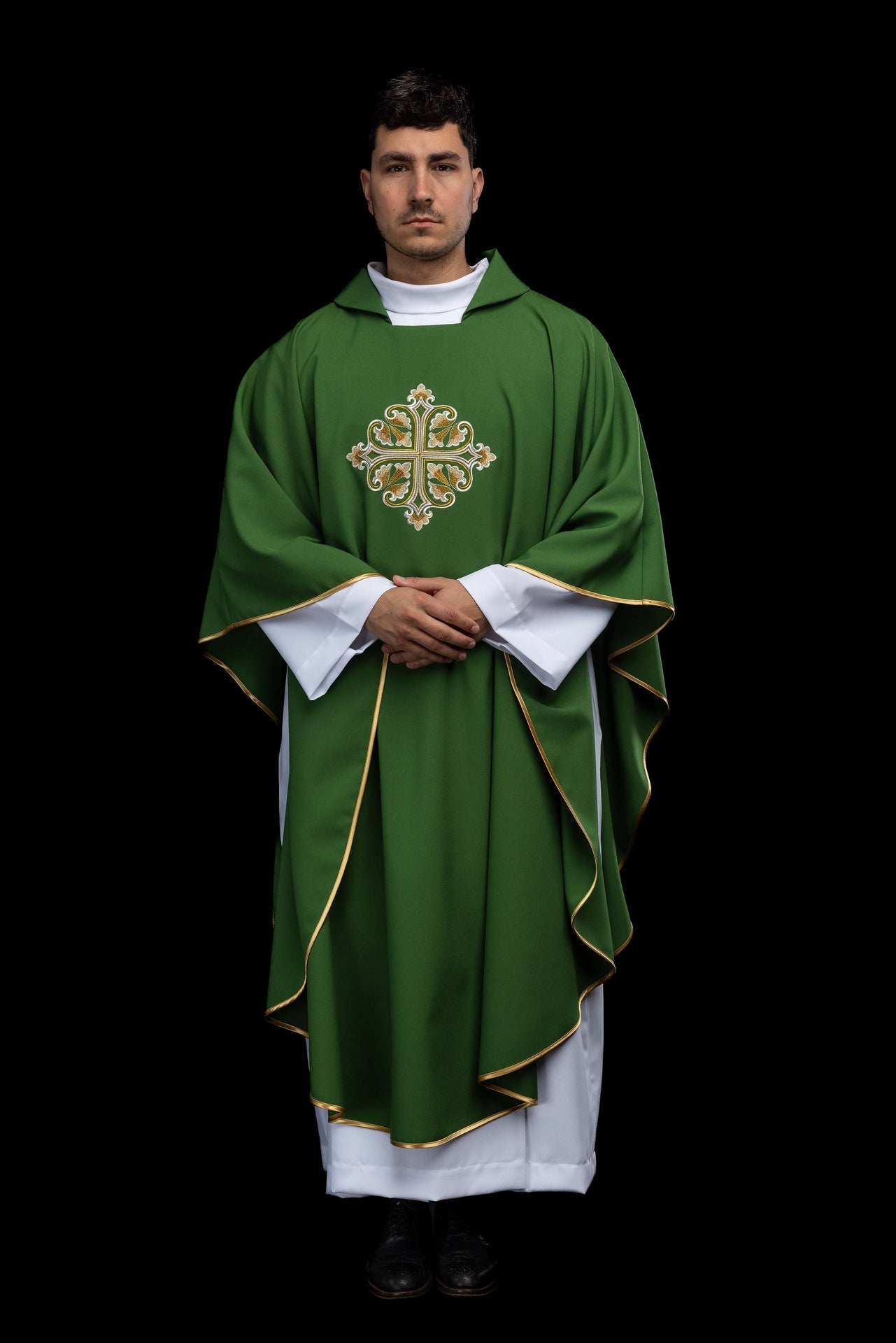 Casulla verde bordada con cruz ornamentada y cuello amplio KOK/003/01/12/KARO - CASULLAS.ES