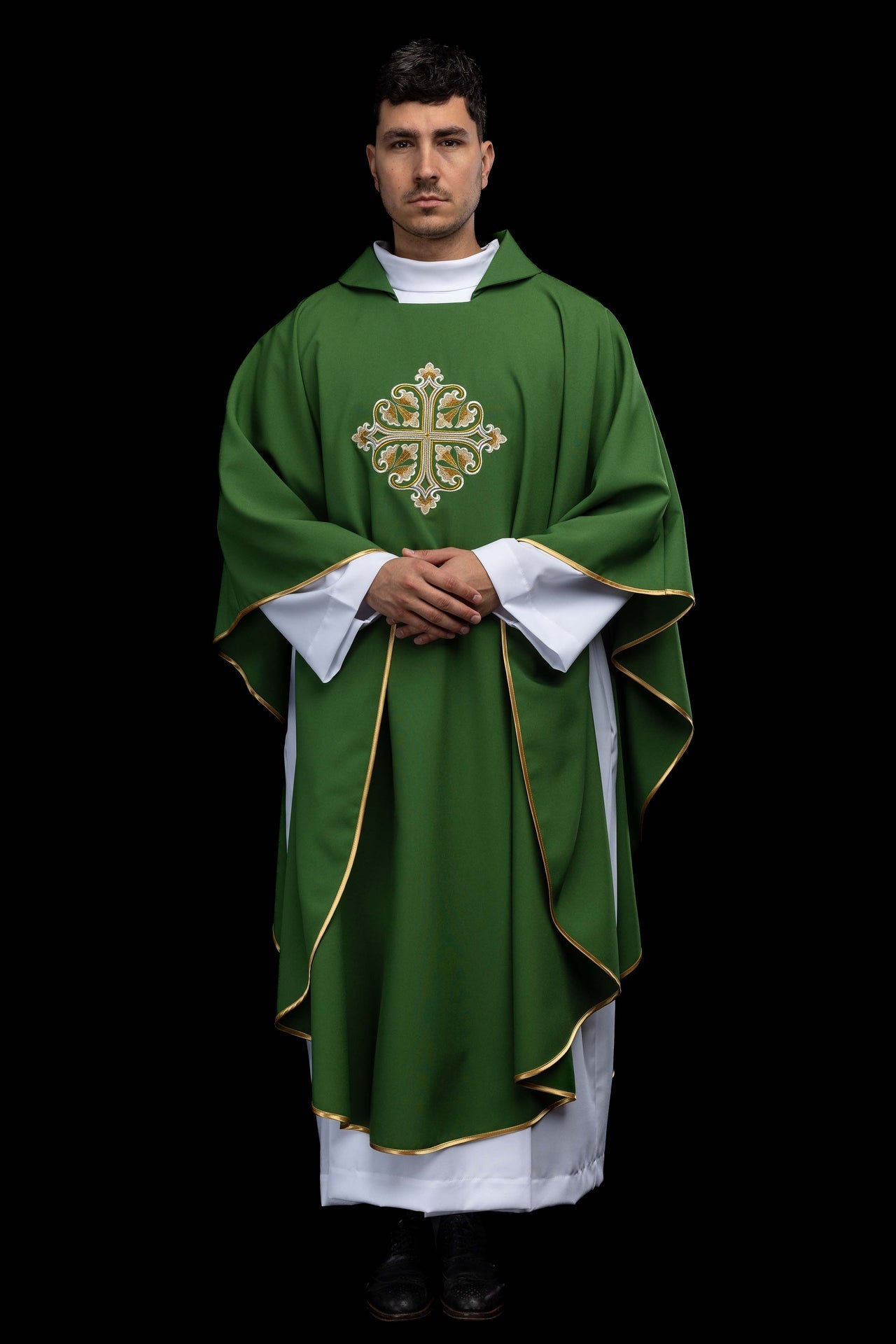 Casulla verde bordada con cruz ornamentada y cuello amplio KOK/003/01/12/KARO - CASULLAS.ES