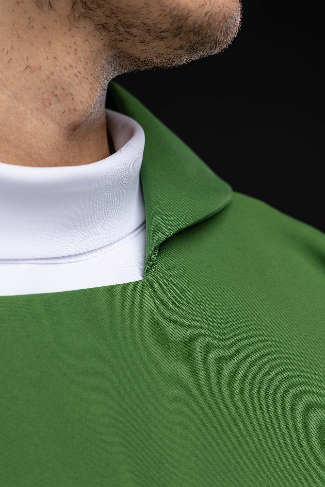 Casulla verde bordada con cruz ornamentada y cuello amplio KOK/003/01/12/KARO - CASULLAS.ES
