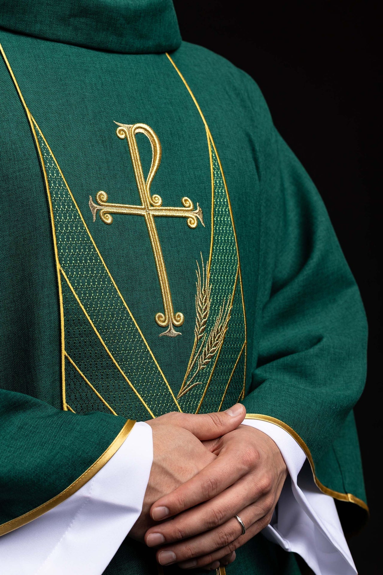 Casulla verde con banda bordada Pax LE/7050/01 - CASULLAS.ES