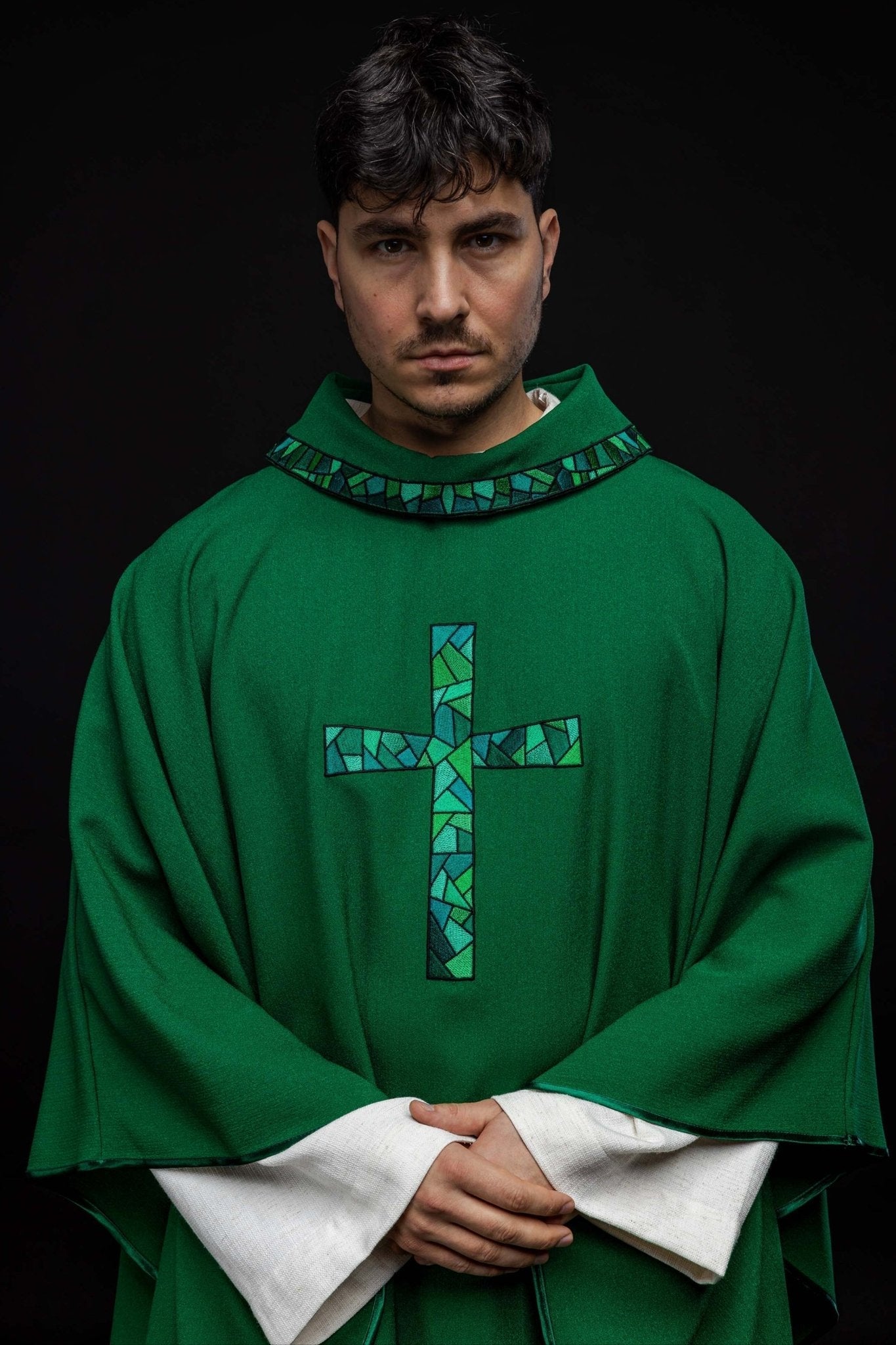 Casulla verde con bordado Cruz KOR/257/01/62 - CASULLAS.ES