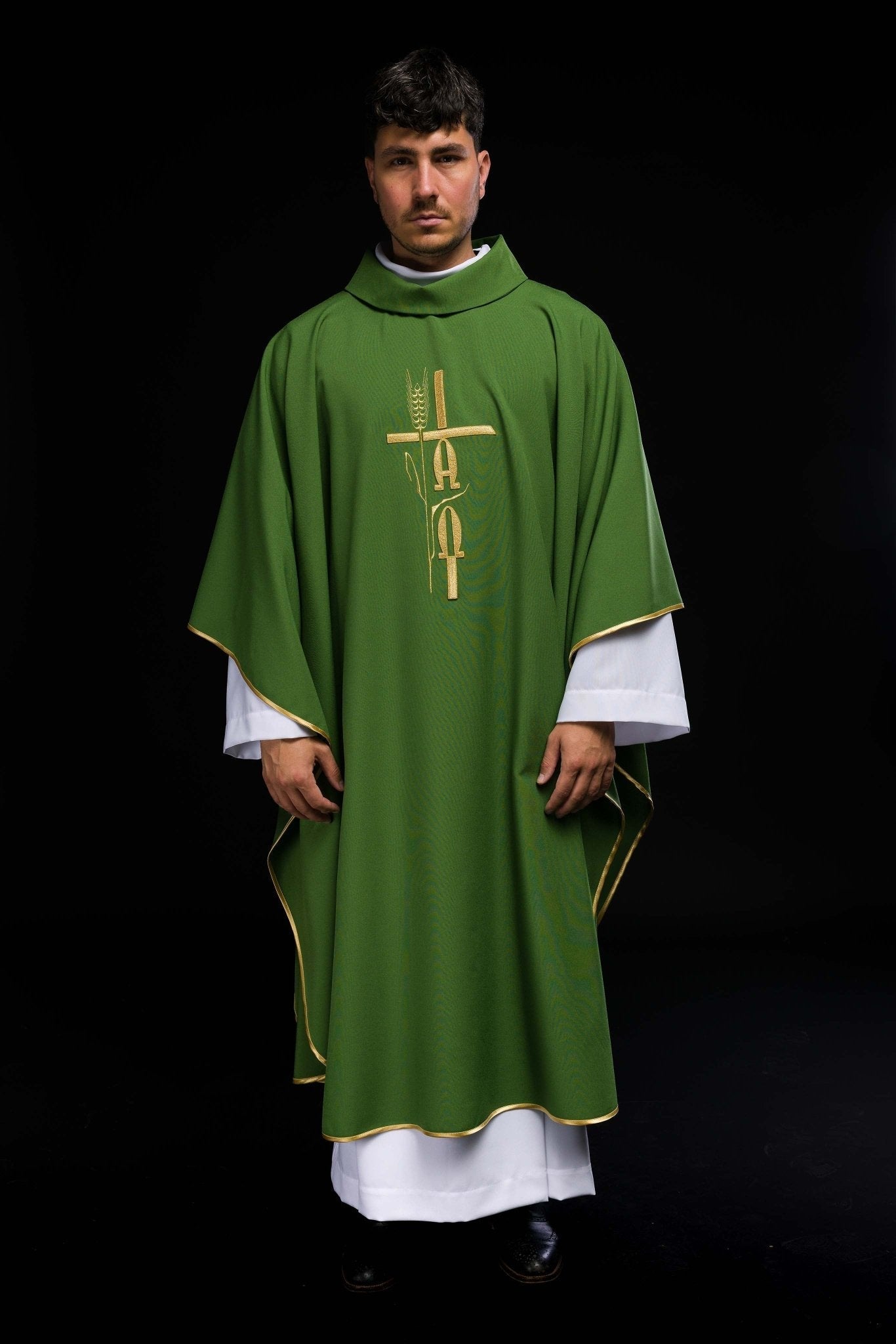 Casulla verde con bordado Cruz, Alfa y Omega KOR/013/01/12 ZIELONY - CASULLAS.ES