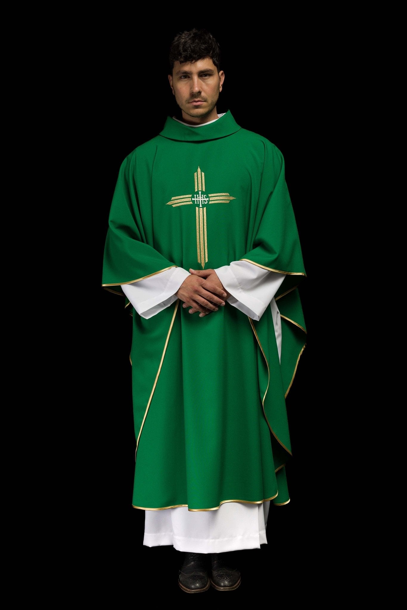 Casulla verde con bordado Cruz IHS KOR/017/01/12 ZIELONY - CASULLAS.ES