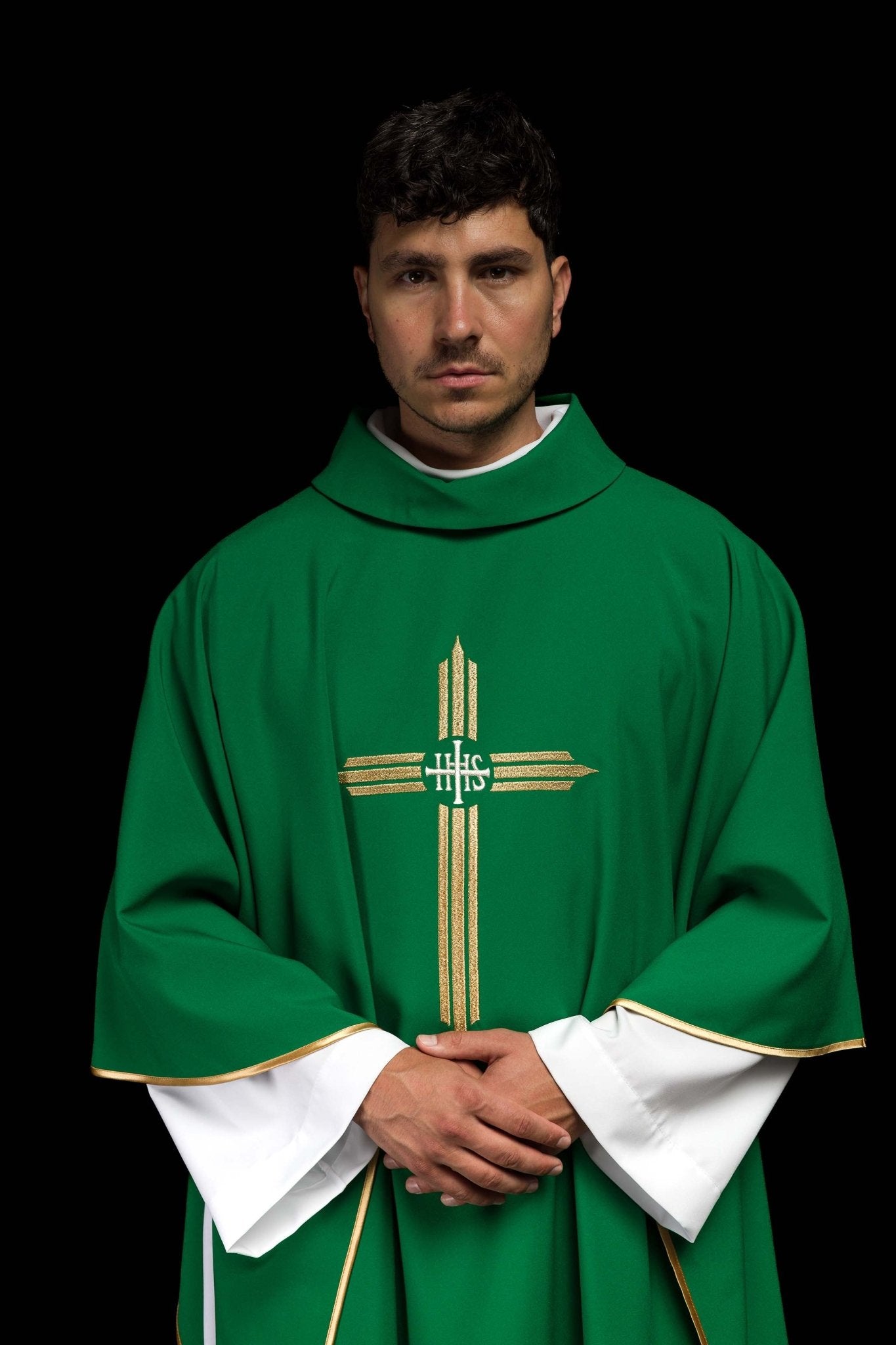 Casulla verde con bordado Cruz IHS KOR/017/01/12 ZIELONY - CASULLAS.ES