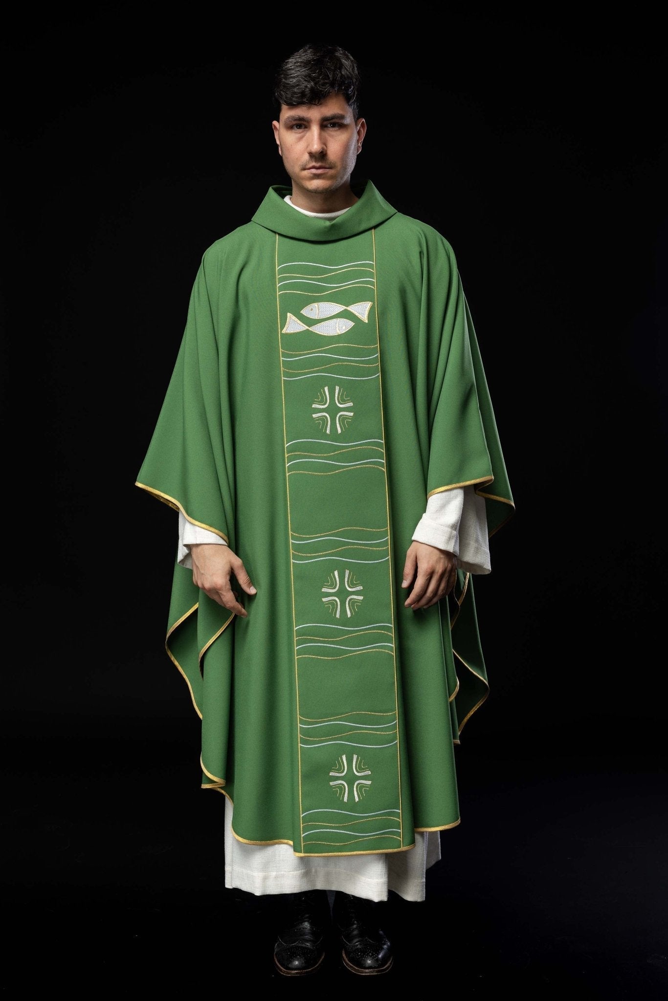 Casulla verde con bordado Cruz y Pez KOR/213/01/01 ZIELONY - CASULLAS.ES
