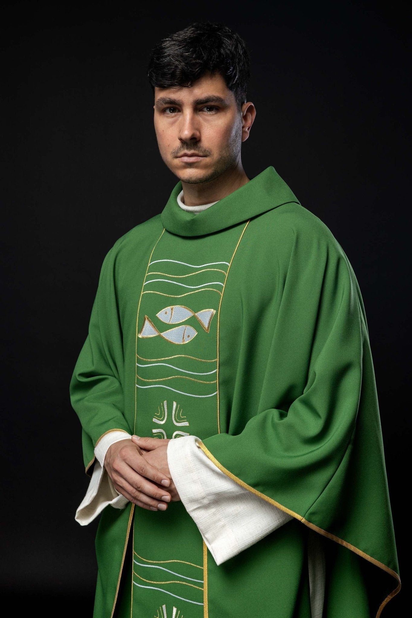Casulla verde con bordado Cruz y Pez KOR/213/01/01 ZIELONY - CASULLAS.ES