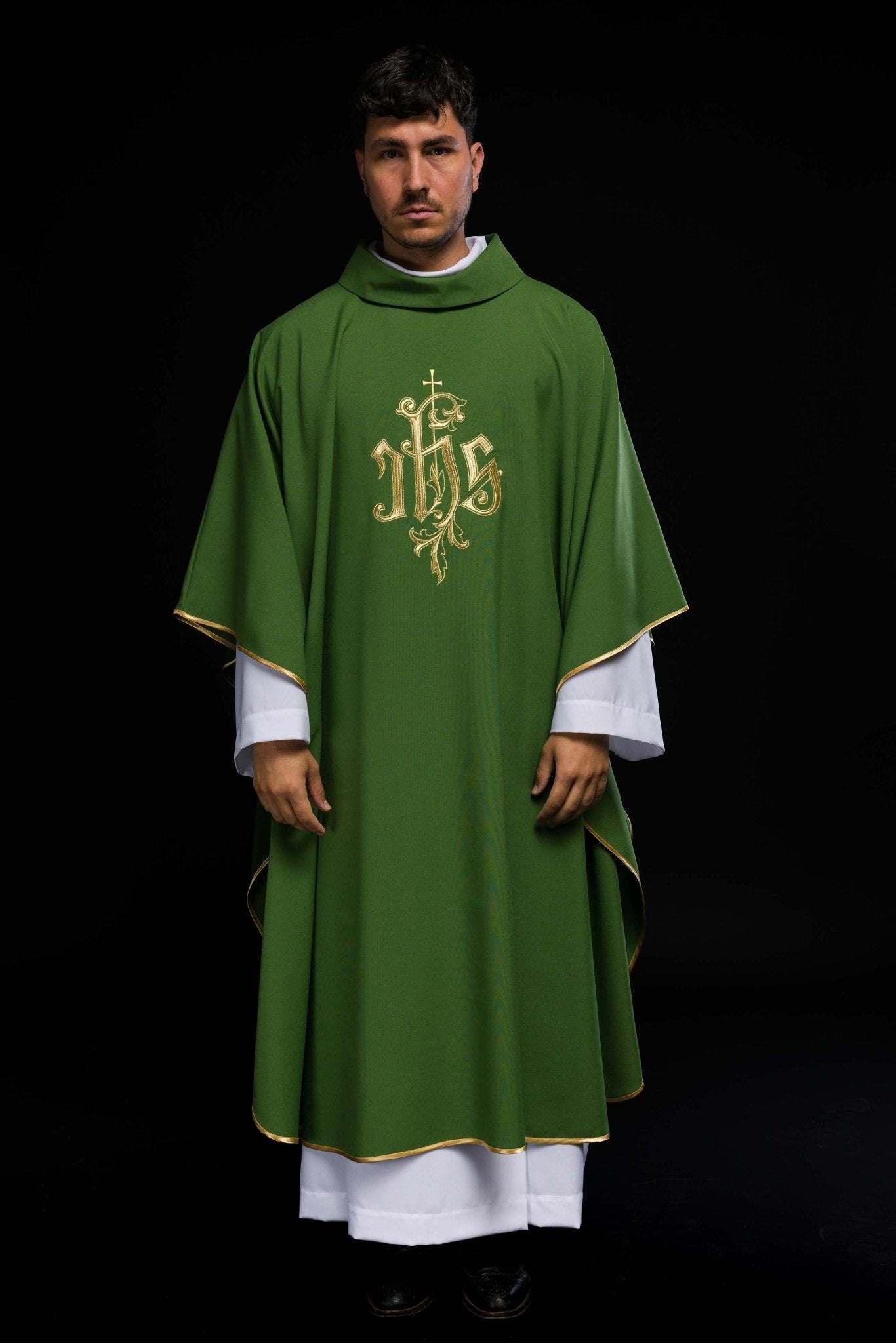 Casulla verde con bordado dorado IHS KOR/032/01/12 ZIELONY - CASULLAS.ES