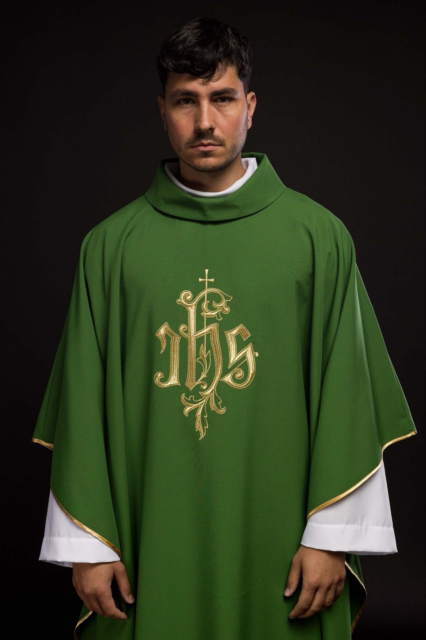 Casulla verde con bordado dorado IHS KOR/032/01/12 ZIELONY - CASULLAS.ES