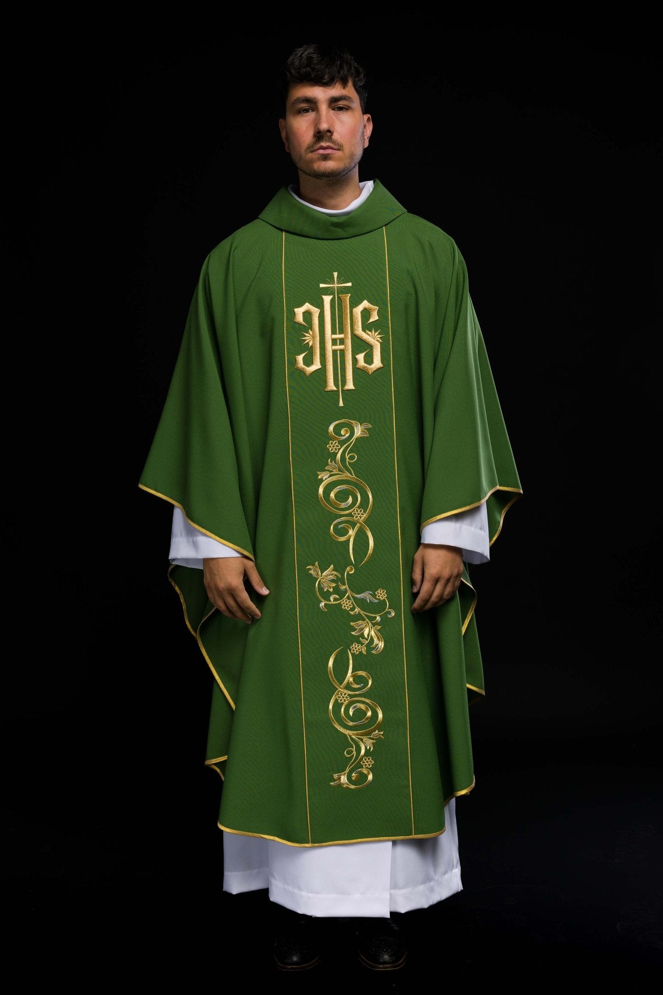 Casulla verde con bordado dorado IHS y adorno floral KOR/031/01/01 ZIELONY - CASULLAS.ES