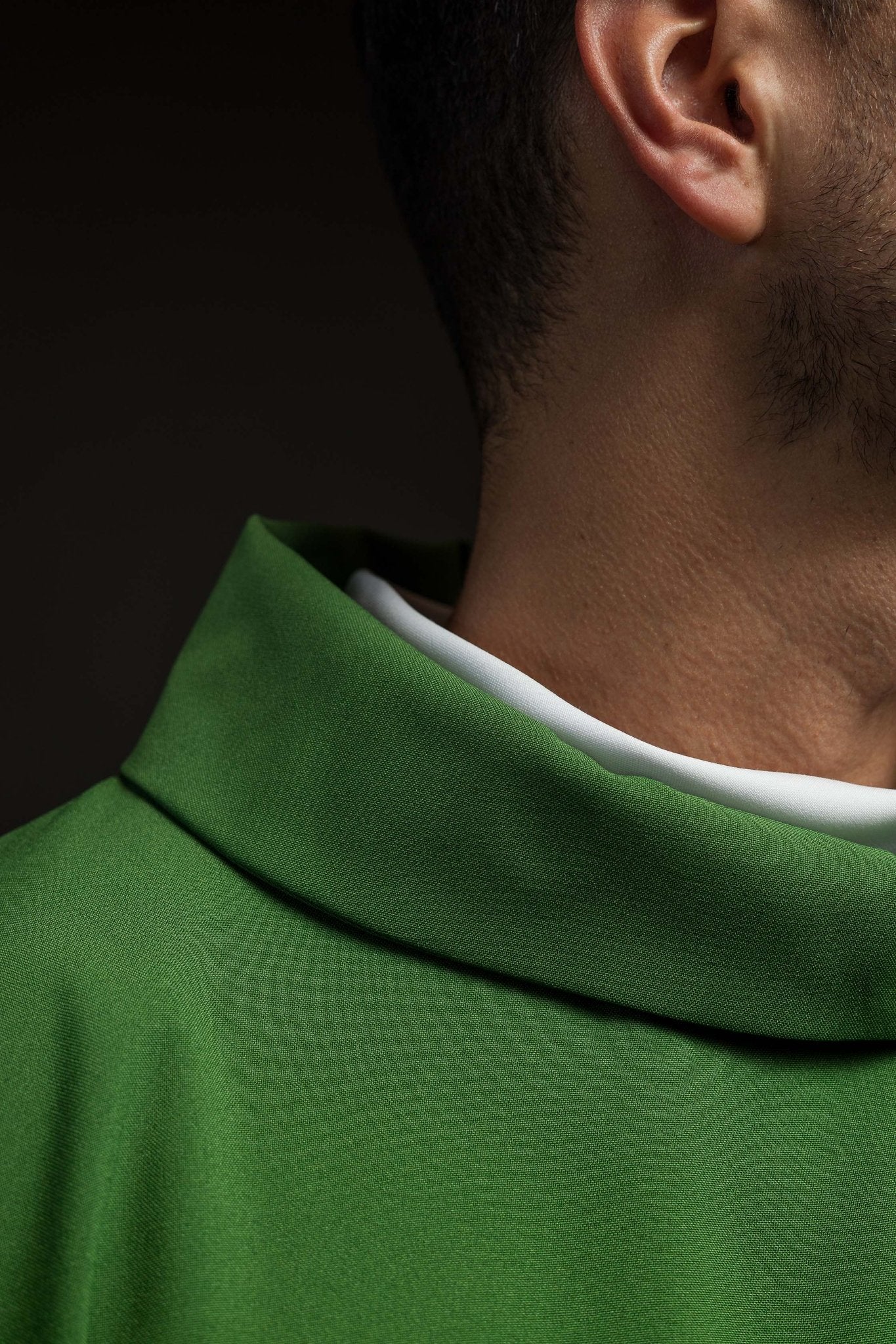 Casulla verde con bordado IHS KOR/003/01/12 ZIELONY - CASULLAS.ES
