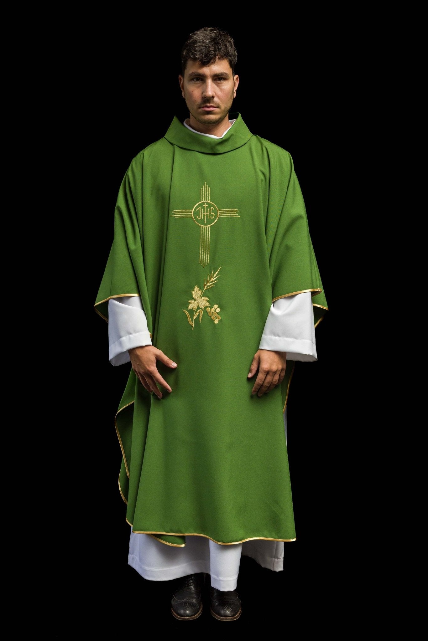 Casulla verde con bordado IHS KOR/003/01/12 ZIELONY - CASULLAS.ES