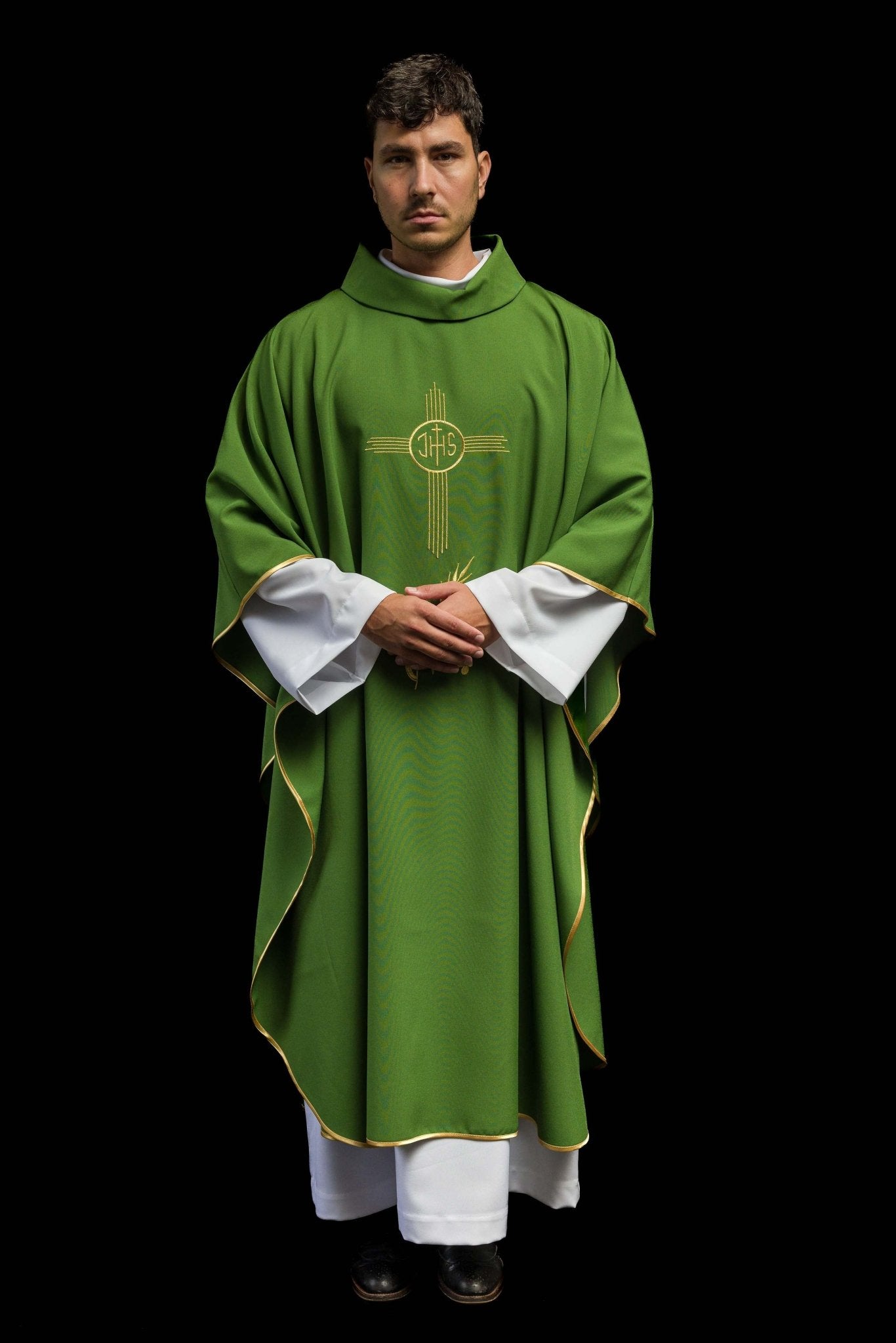 Casulla verde con bordado IHS KOR/003/01/12 ZIELONY - CASULLAS.ES