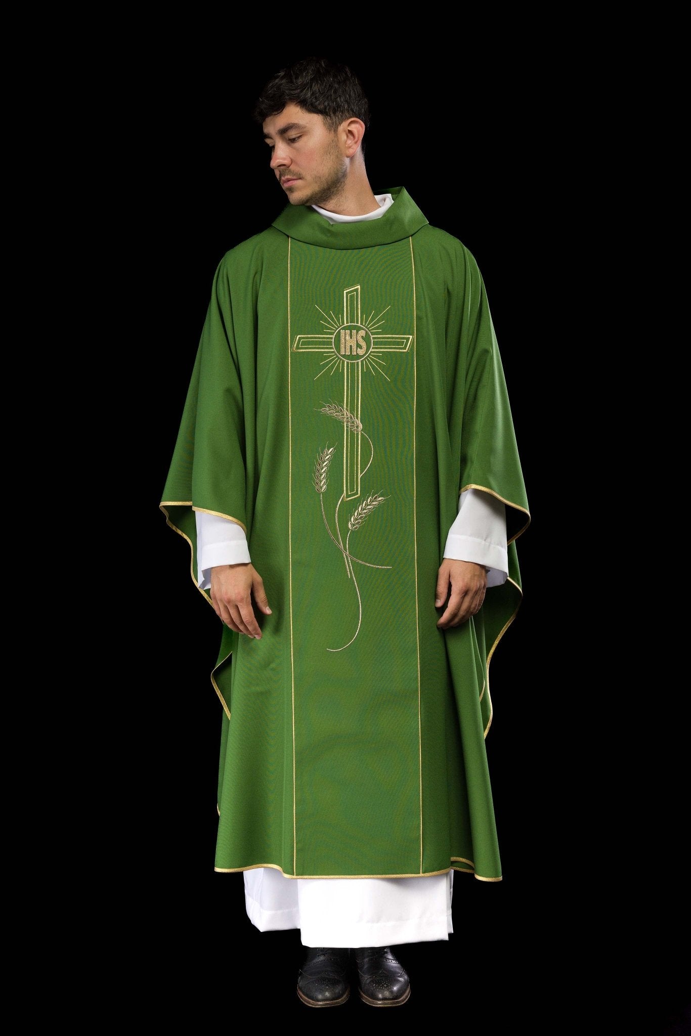 Casulla verde con bordado IHS, cruz y espigas KOR/074/01/01 ZIELONY - CASULLAS.ES