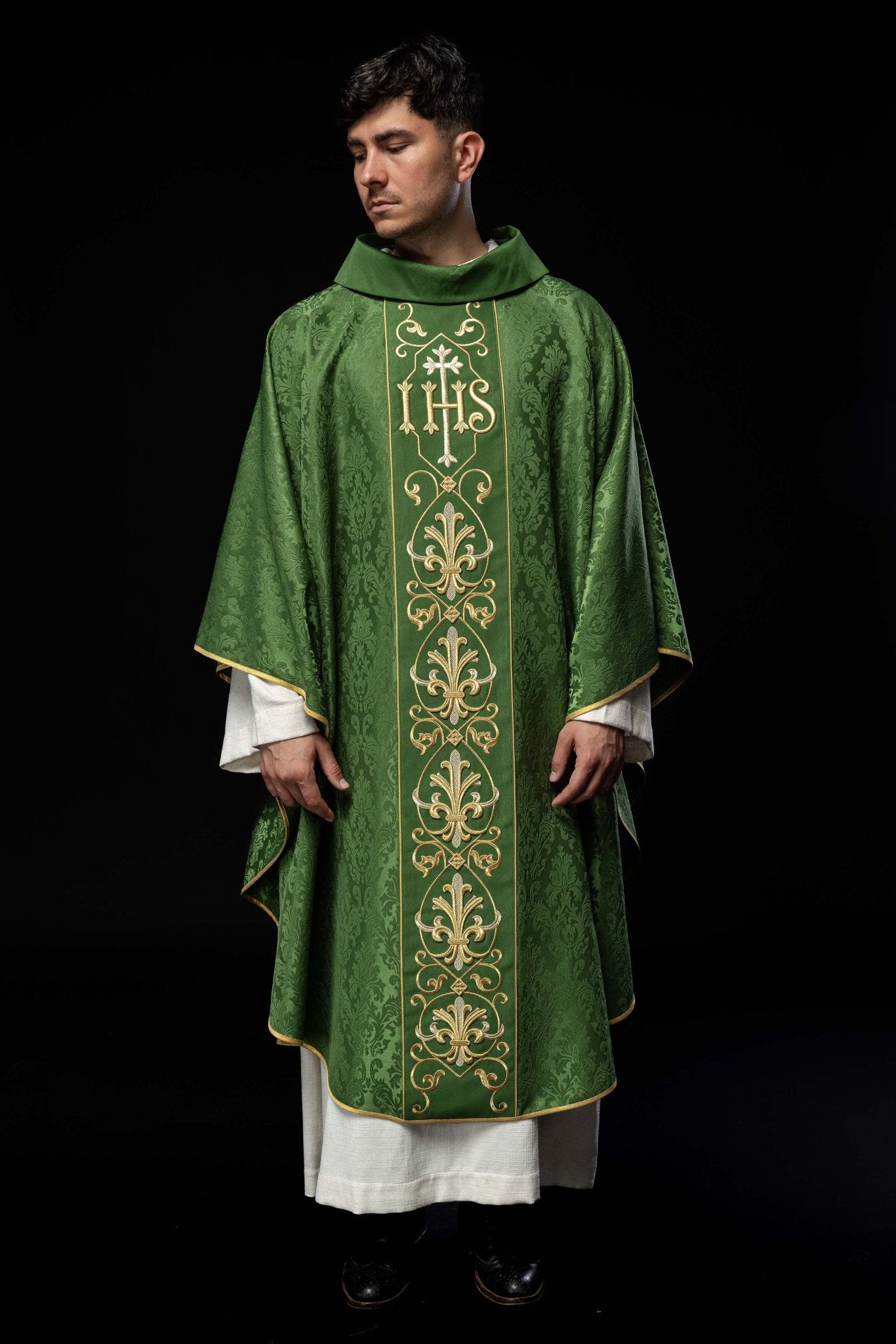 Casulla verde con bordado IHS ; la tela decorativa KOR/268/01/67 - CASULLAS.ES
