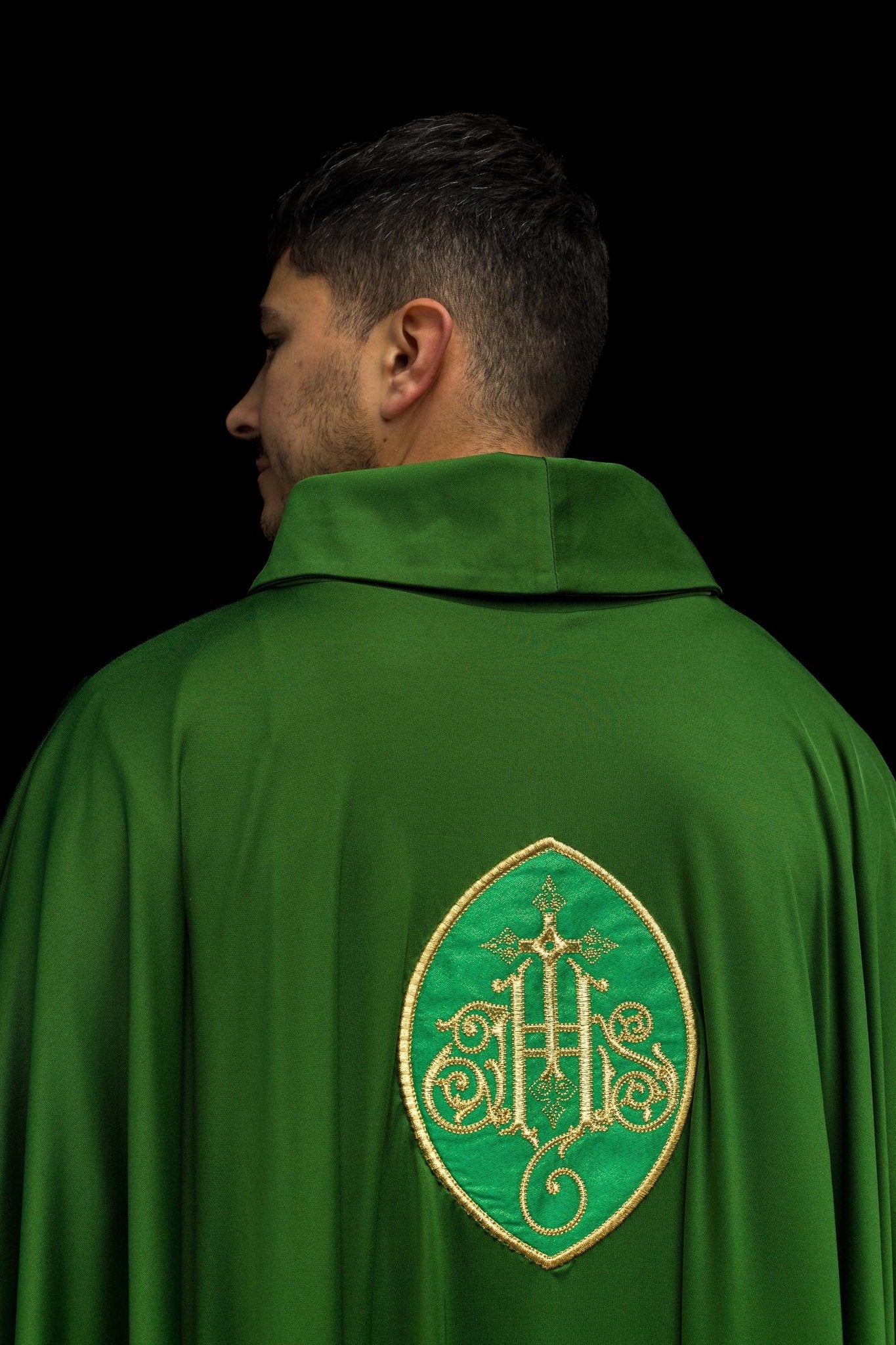 Casulla verde con bordado IHS; tejido de punto KOR/388/01/78 - CASULLAS.ES