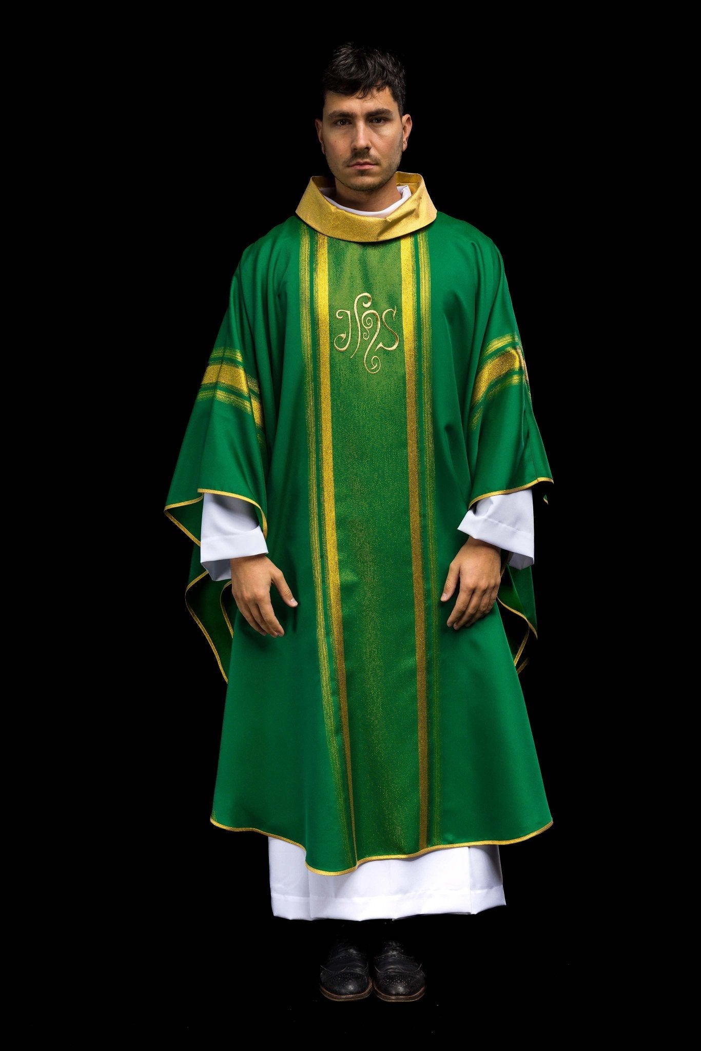 Casulla verde con bordado IHS y rayas dorada KOR/183/01/27 ZIELONY - CASULLAS.ES