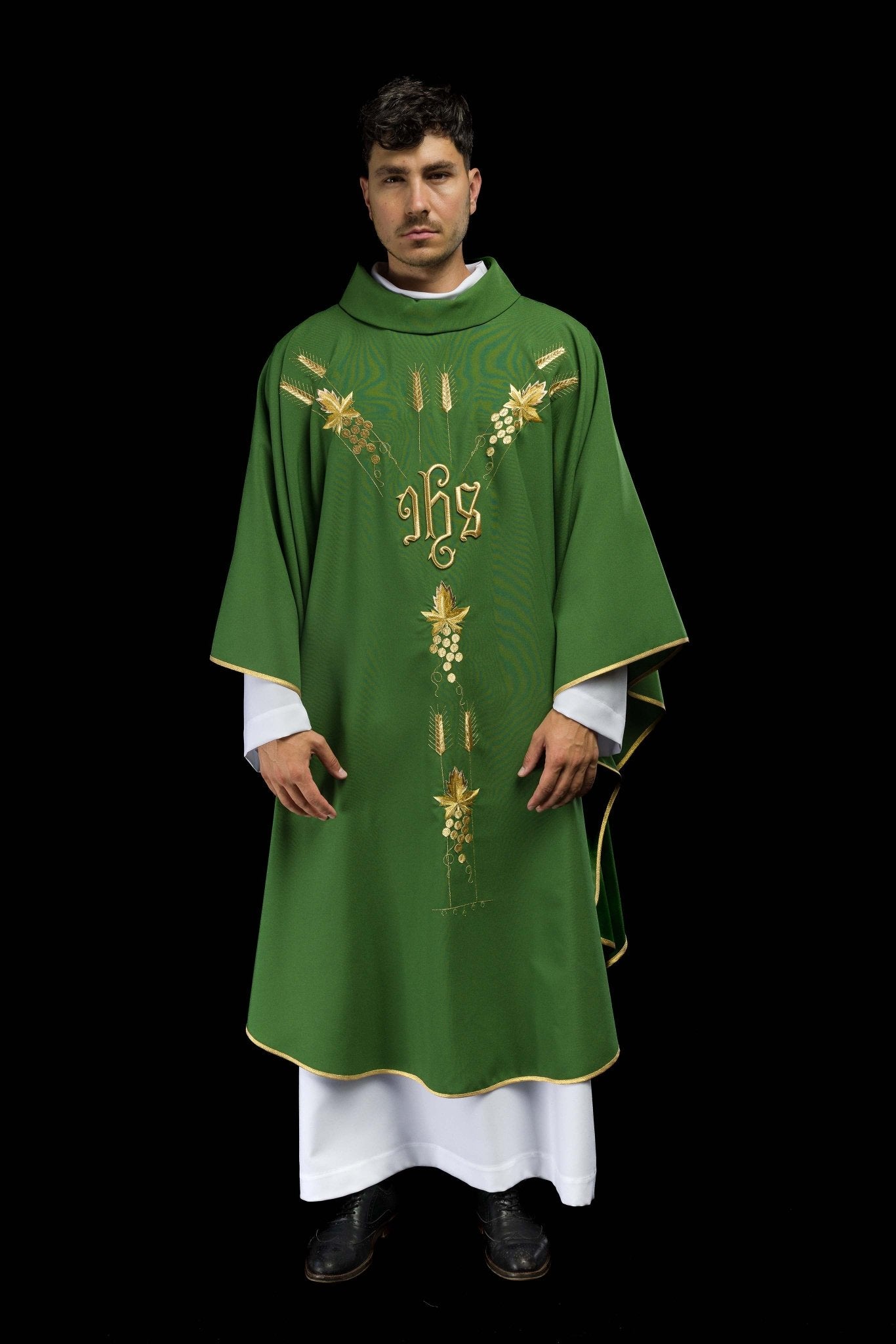 Casulla verde con bordado IHS y uvas KOR/057/01/01 ZIELONY - CASULLAS.ES