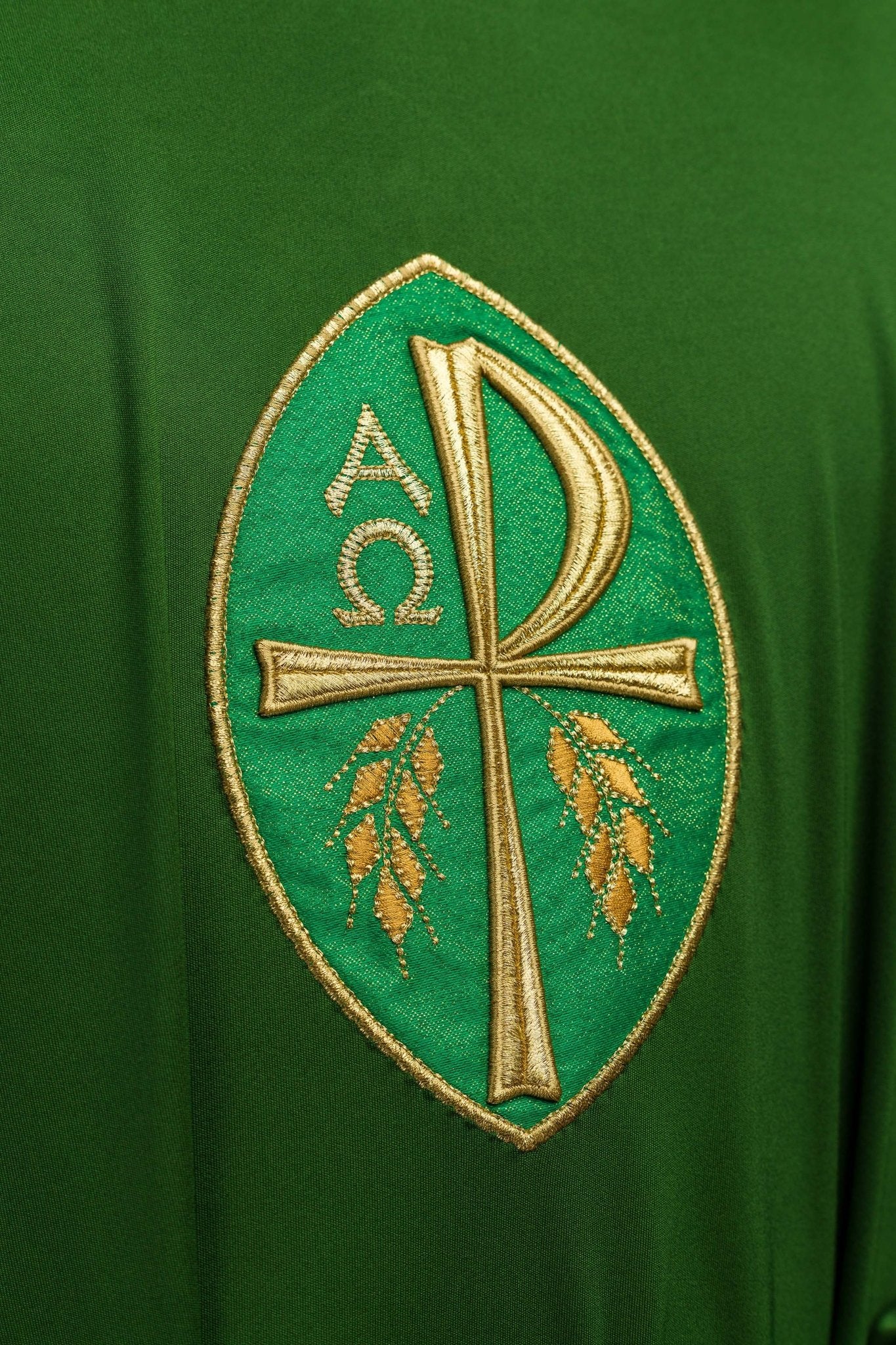 Casulla verde con bordado PAX alfa y omega; tejido de punto KOR/387/01/78 - CASULLAS.ES