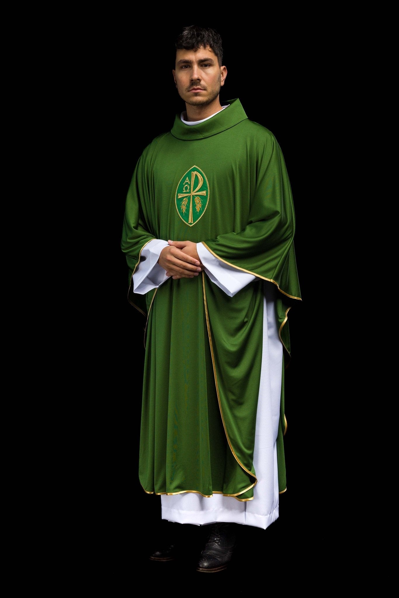 Casulla verde con bordado PAX alfa y omega; tejido de punto KOR/387/01/78 - CASULLAS.ES