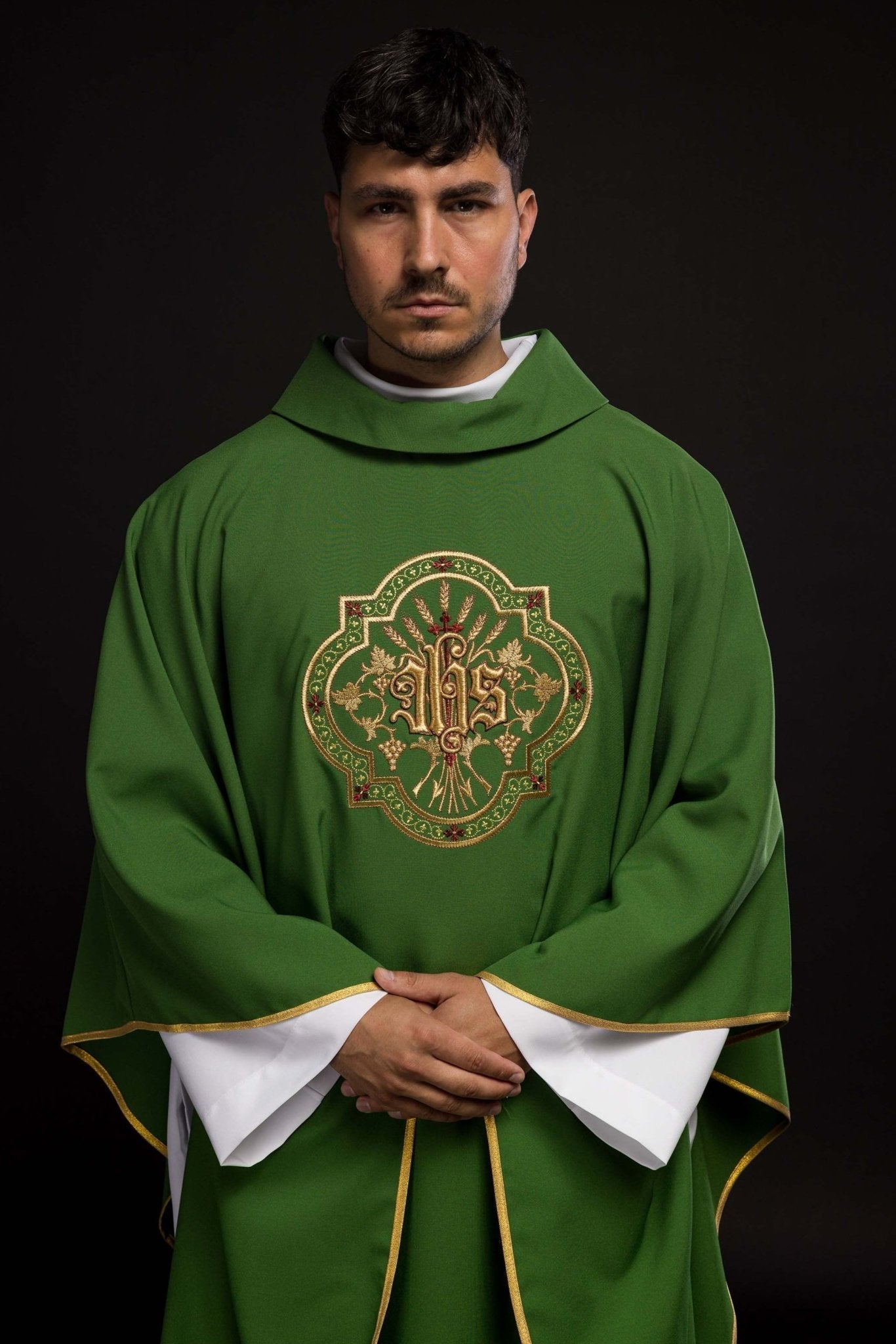 Casulla verde con bordados IHS y PAX KOR/119/01/01 ZIELONY - CASULLAS.ES