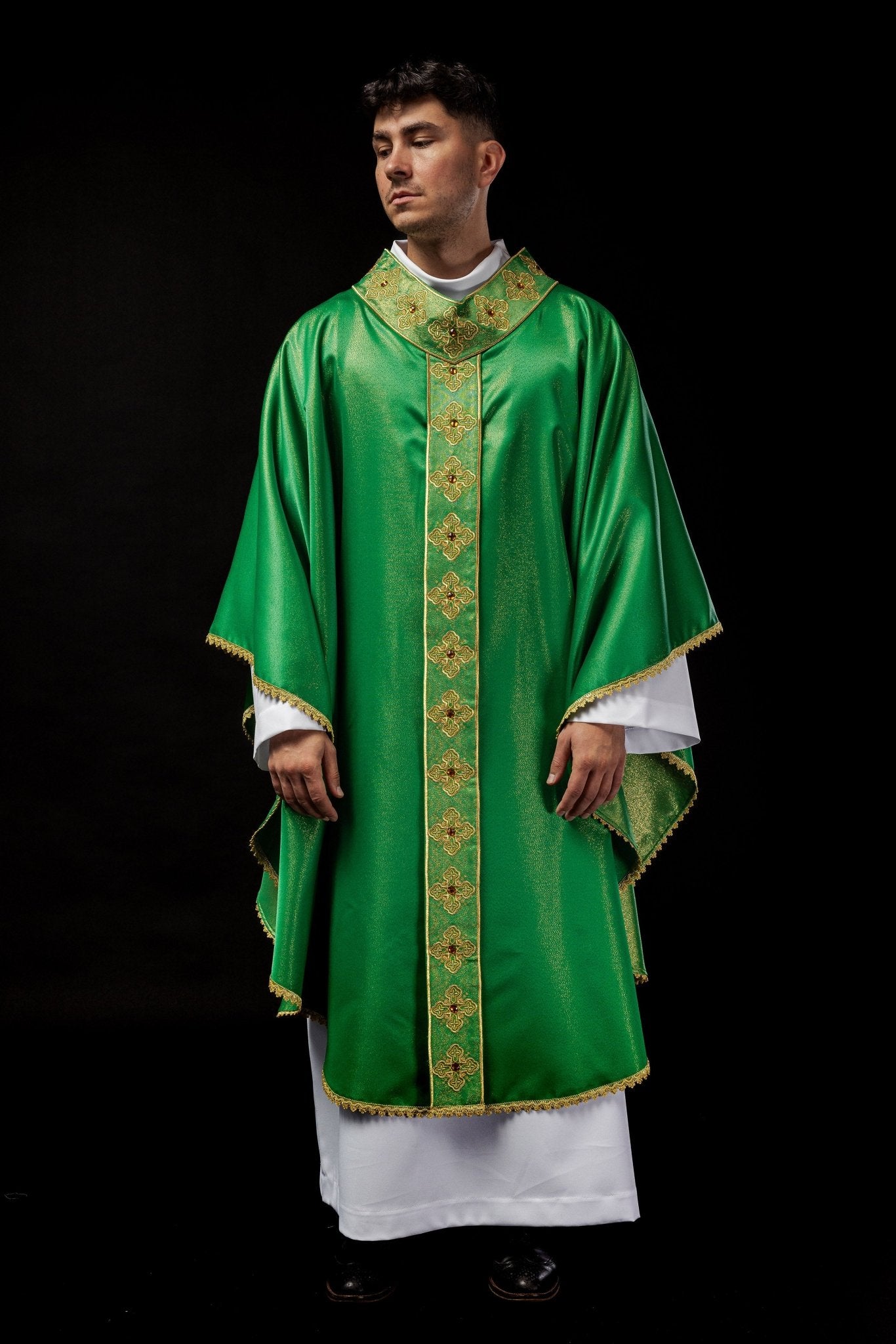 Casulla verde con cinturón bordado y cuello decorado con piedras S - 7056 - 01 - 54 - CASULLAS.ES
