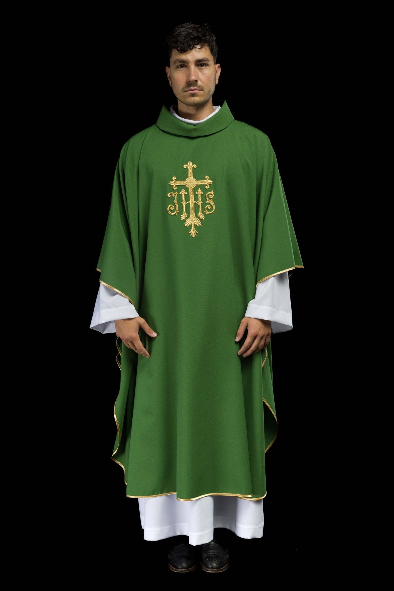 Casulla verde con convexo bordado IHS KOR/255/01/12 - CASULLAS.ES